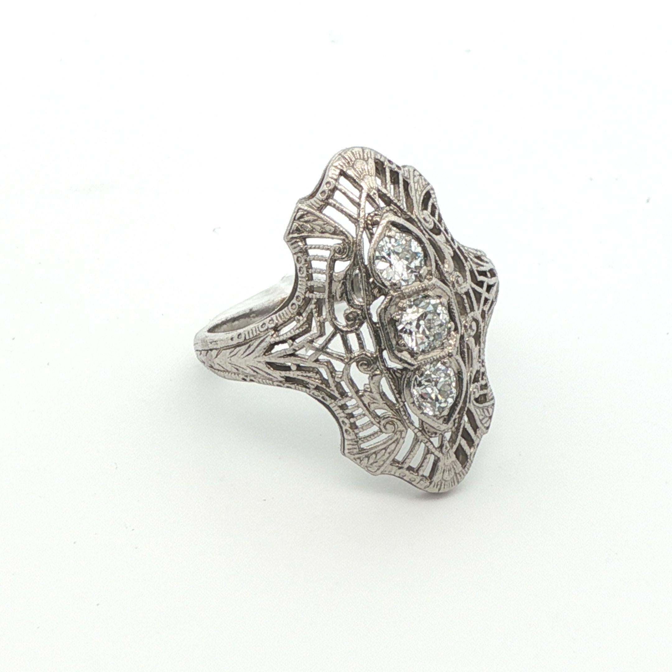 Art déco Bague de fiançailles en platine Art Deco à 3 pierres et diamants en vente