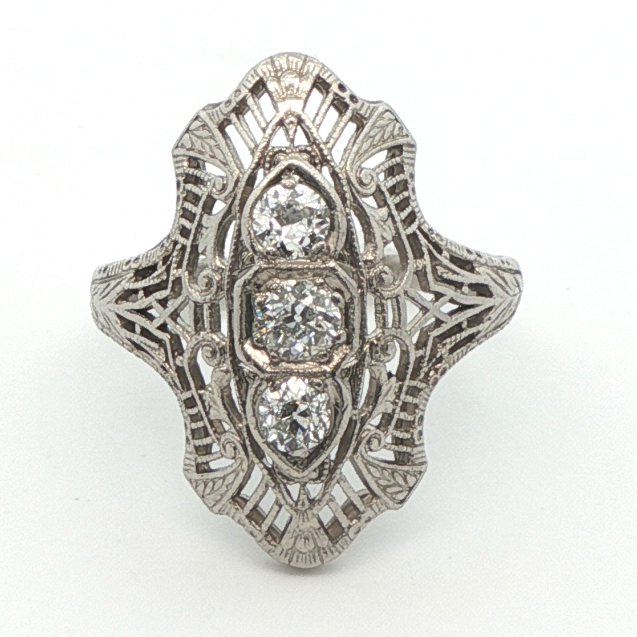 Bague de fiançailles en platine Art Deco à 3 pierres et diamants Bon état - En vente à Lexington, KY
