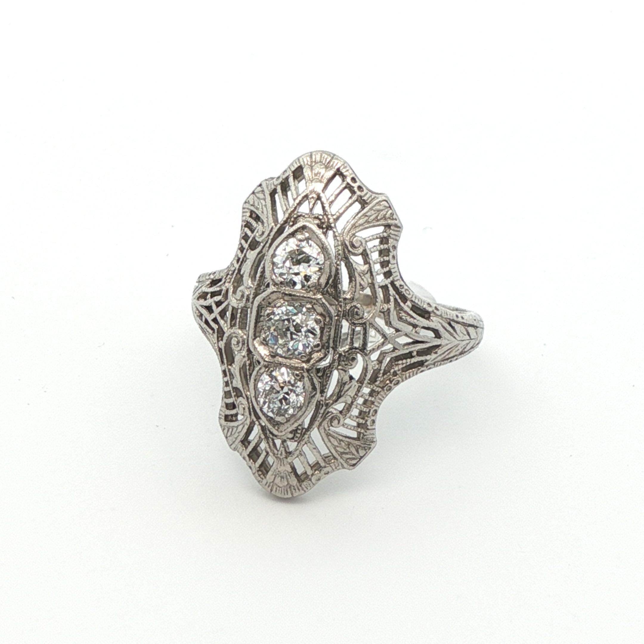 Bague de fiançailles en platine Art Deco à 3 pierres et diamants Pour femmes en vente