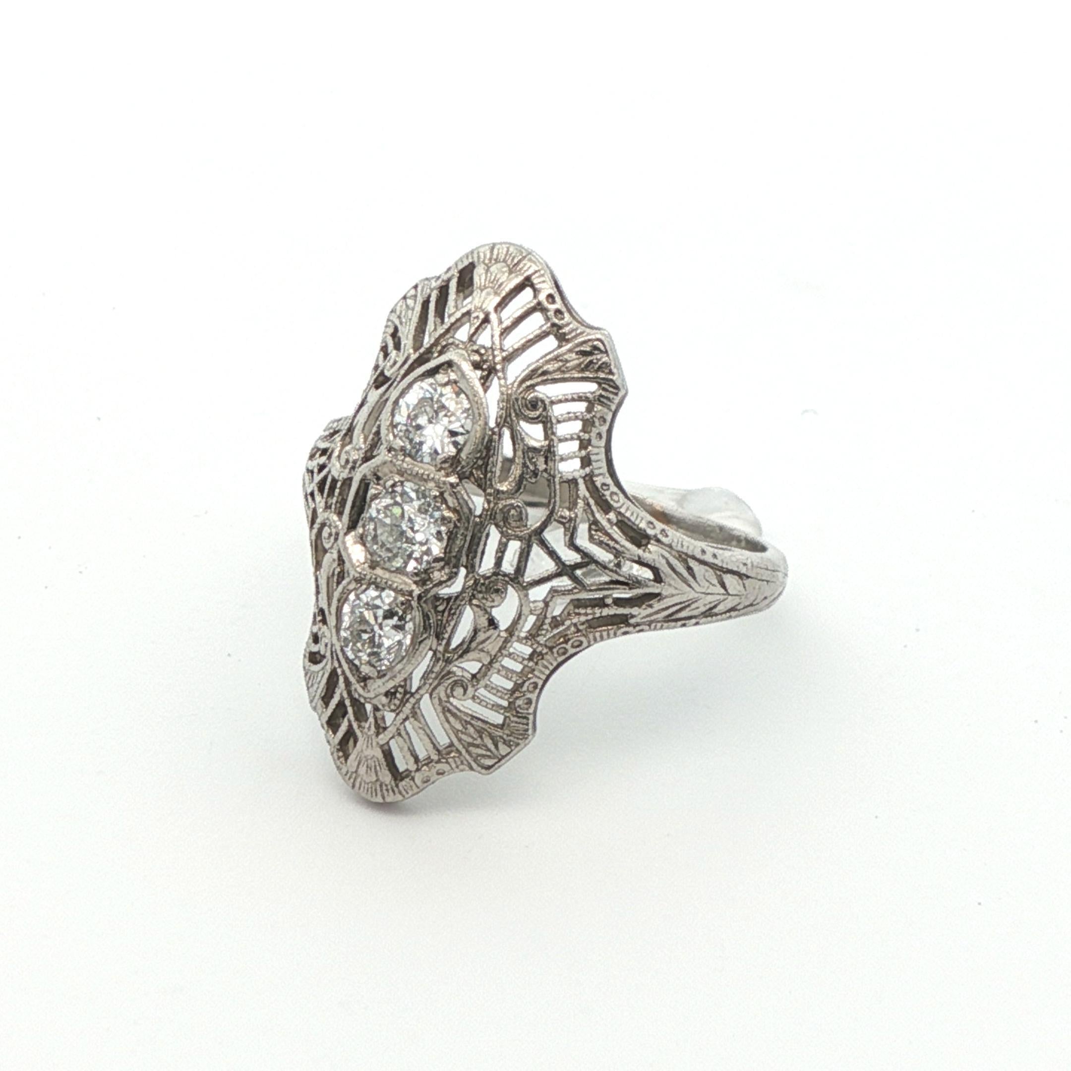 Bague de fiançailles en platine Art Deco à 3 pierres et diamants en vente 1