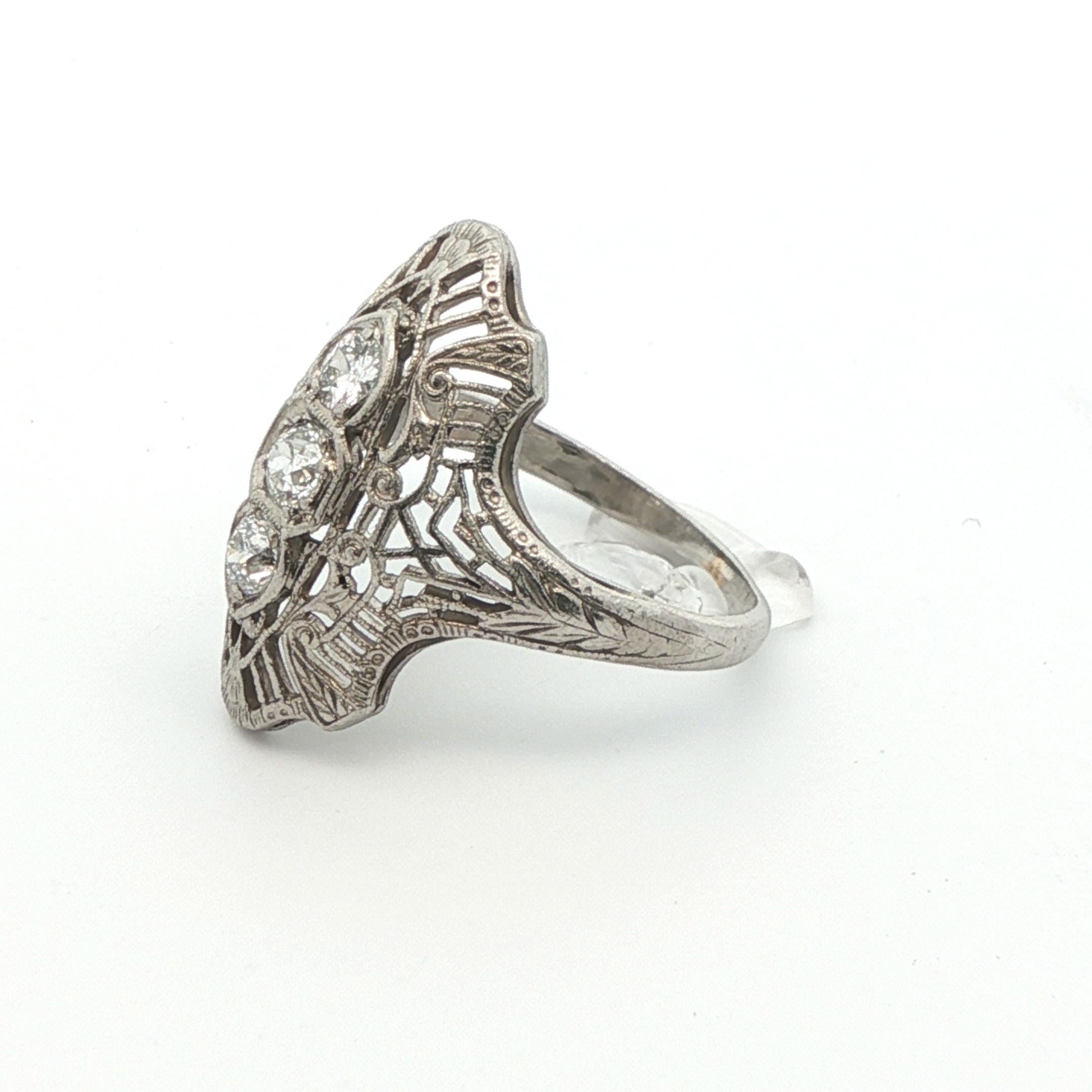 Bague de fiançailles en platine Art Deco à 3 pierres et diamants en vente 2