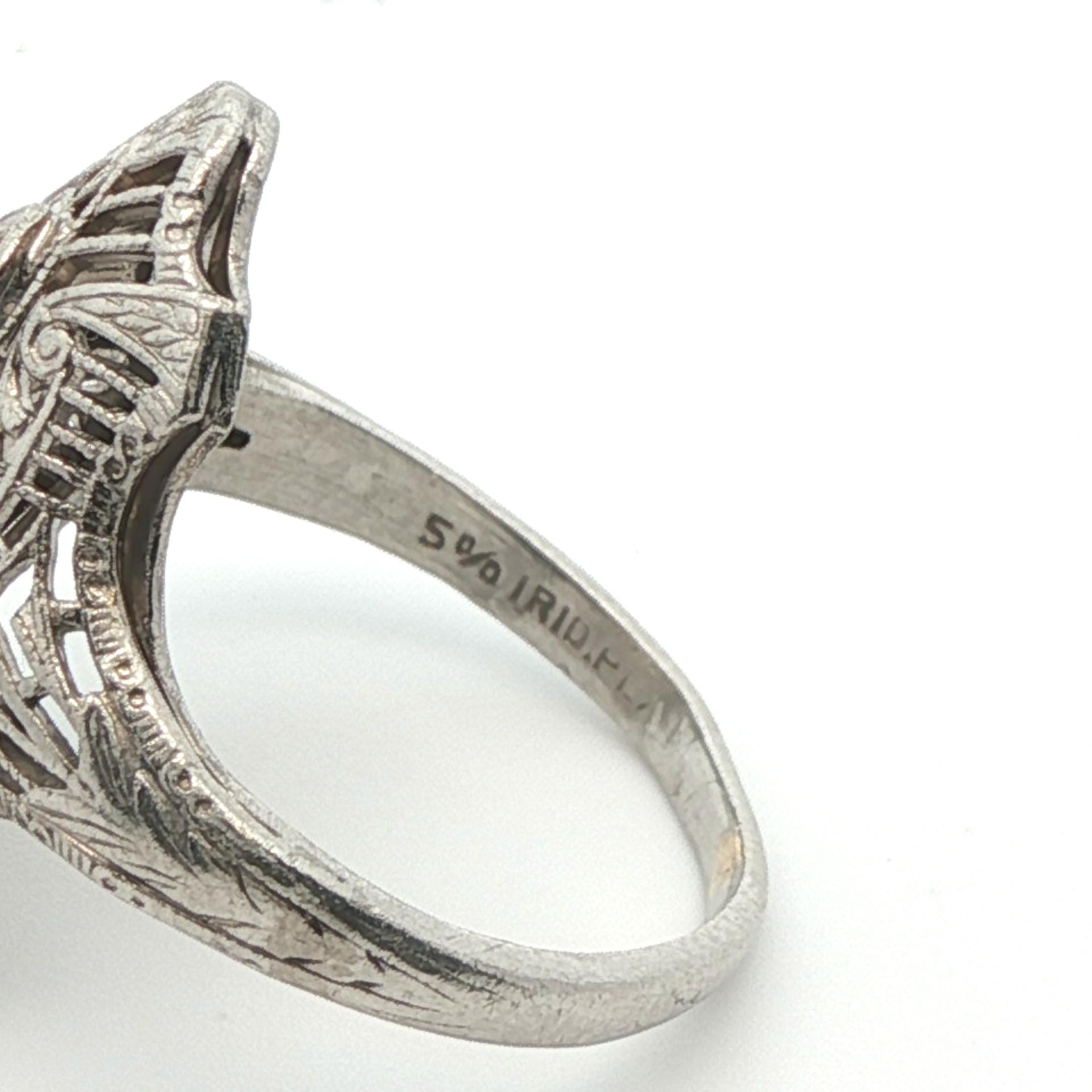 Bague de fiançailles en platine Art Deco à 3 pierres et diamants en vente 3