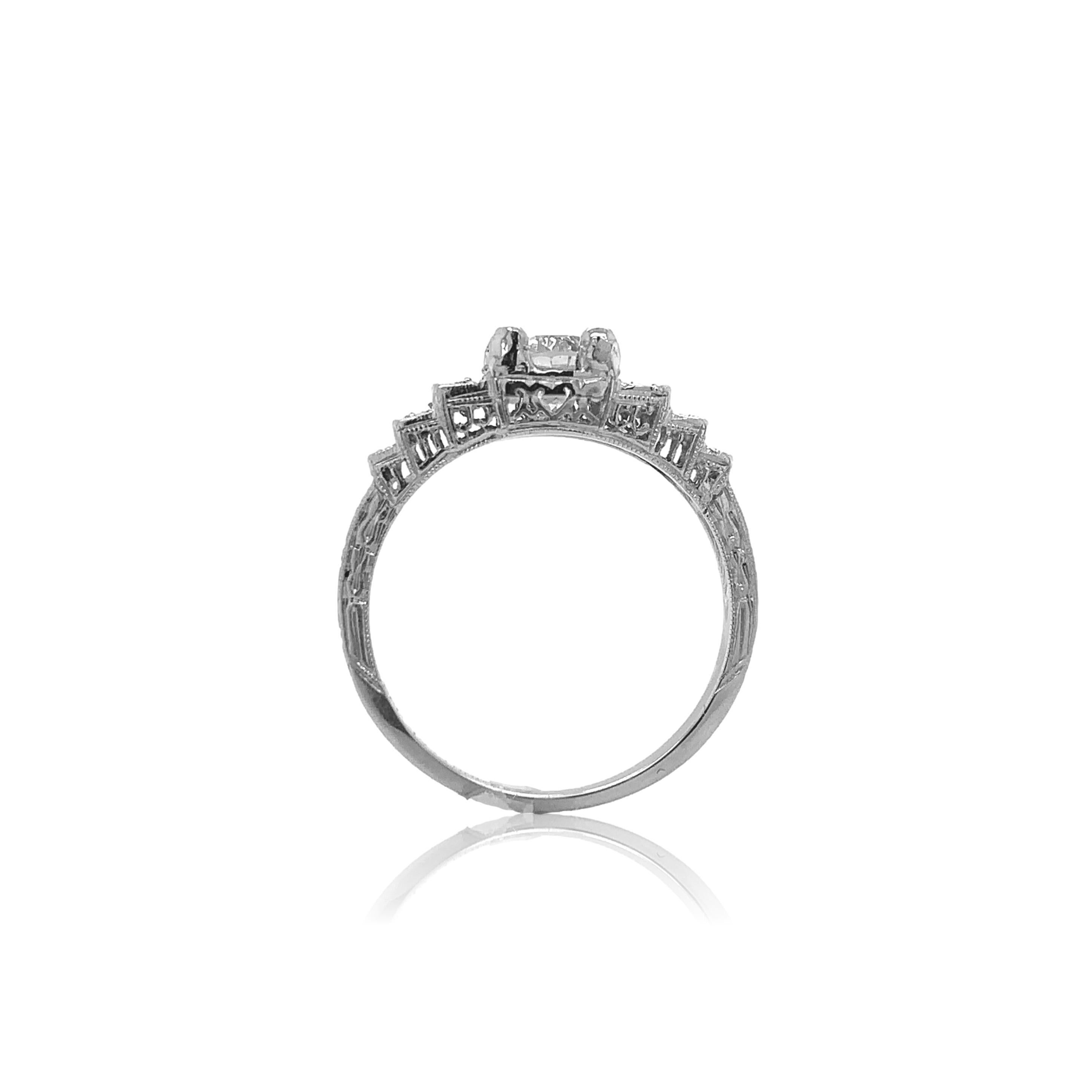 Anillo de compromiso de diamantes Art Decó de platino grabado a mano de 0,61 ct. El informe GIA #2223325639 indica diamante natural talla brillante redondo de 5,13 mm x 5,28 mm x 3,62 mm con color I y claridad I1.  El diamante está engastado en 4