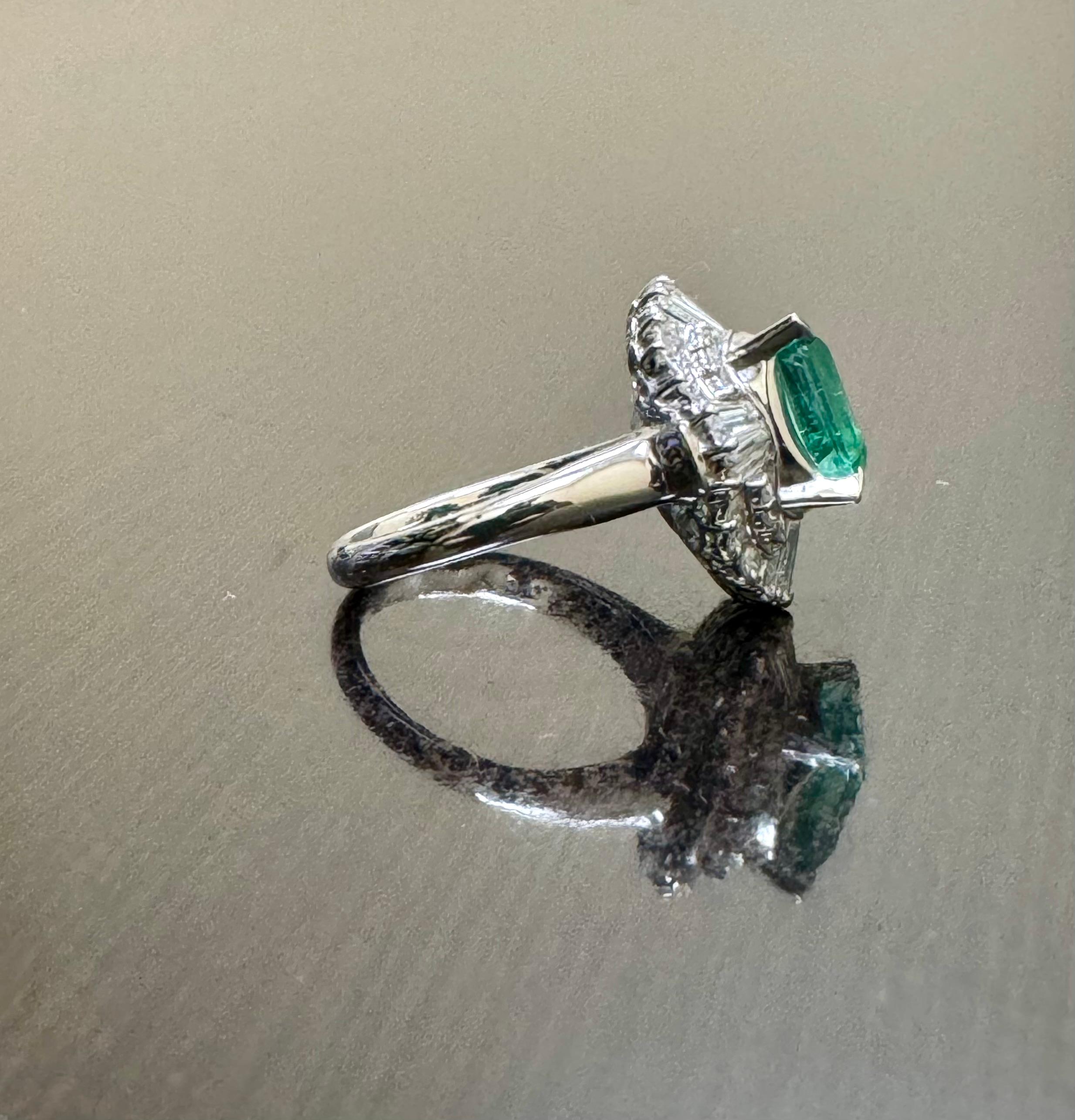 Bague de fiançailles Art déco en platine, diamant baguette 2,58 carats, émeraude de Colombie en vente 7