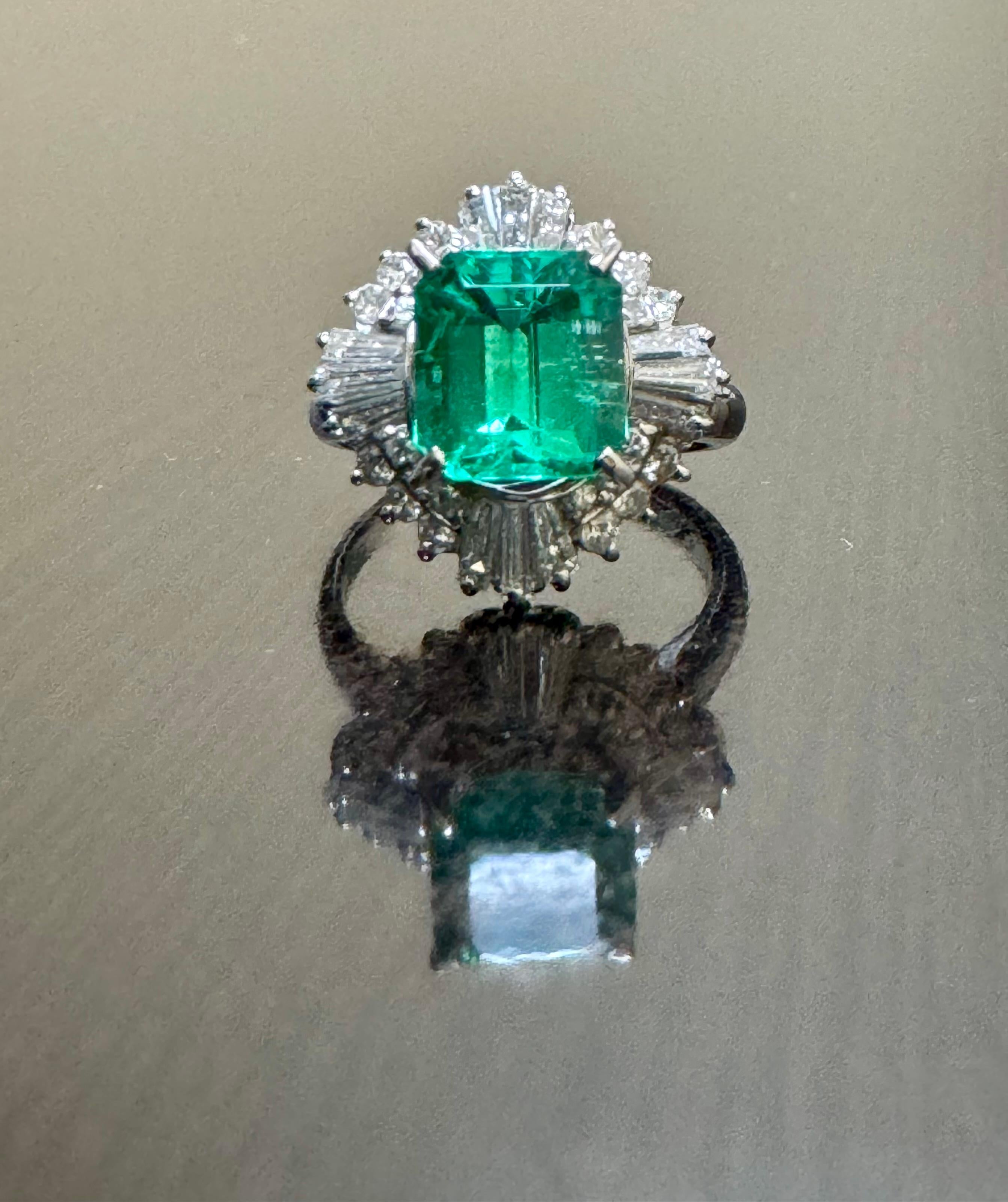 Platinum Art Deco Baguette Diamond 2.58 Carat Colombian Emerald Engagement Ring For Sale 2