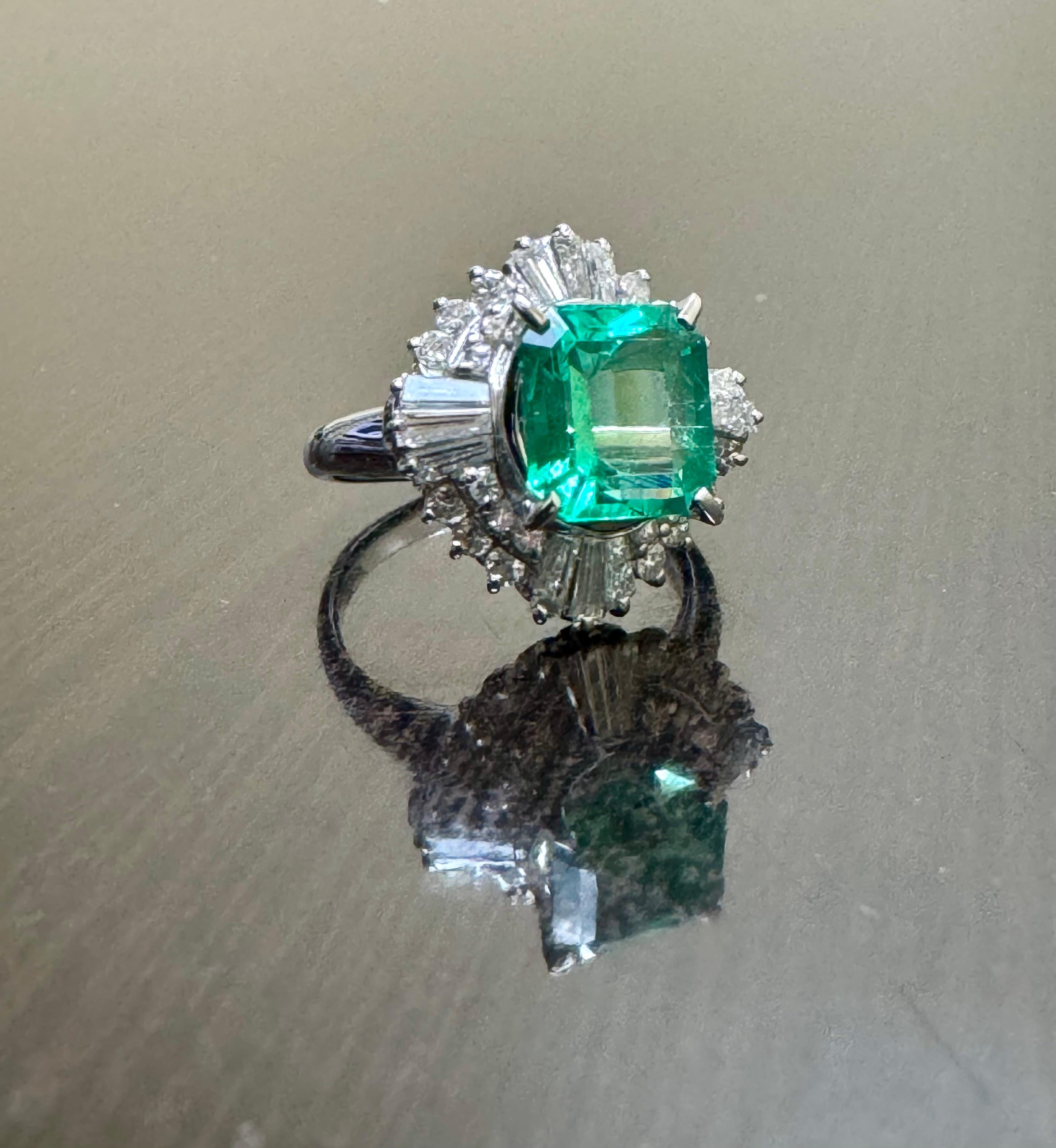 Bague de fiançailles Art déco en platine, diamant baguette 2,58 carats, émeraude de Colombie en vente 3