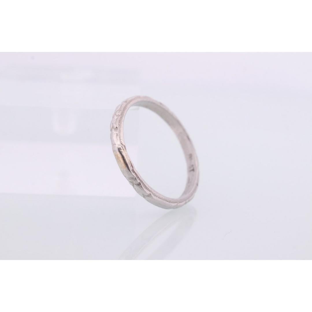 PLATINUM Art Deco Blossom Flower Engraved Band. Flower Blossom engraved Ring. In Good Condition For Sale In Port Charlotte, FL