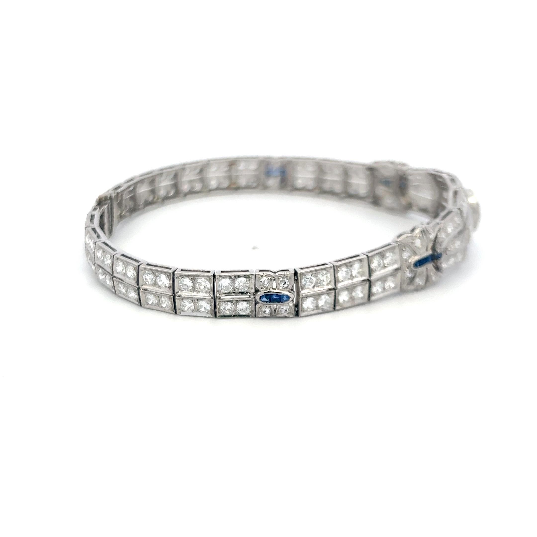 Título:
Llamativo brazalete Art-Deco de platino con 4,70 quilates de diamantes brillantes redondos mixtos dispuestos en paneles geométricos escalonados. El centro presenta un diamante brillante redondo (J, I1) de 1,17 quilates enmarcado por piedras