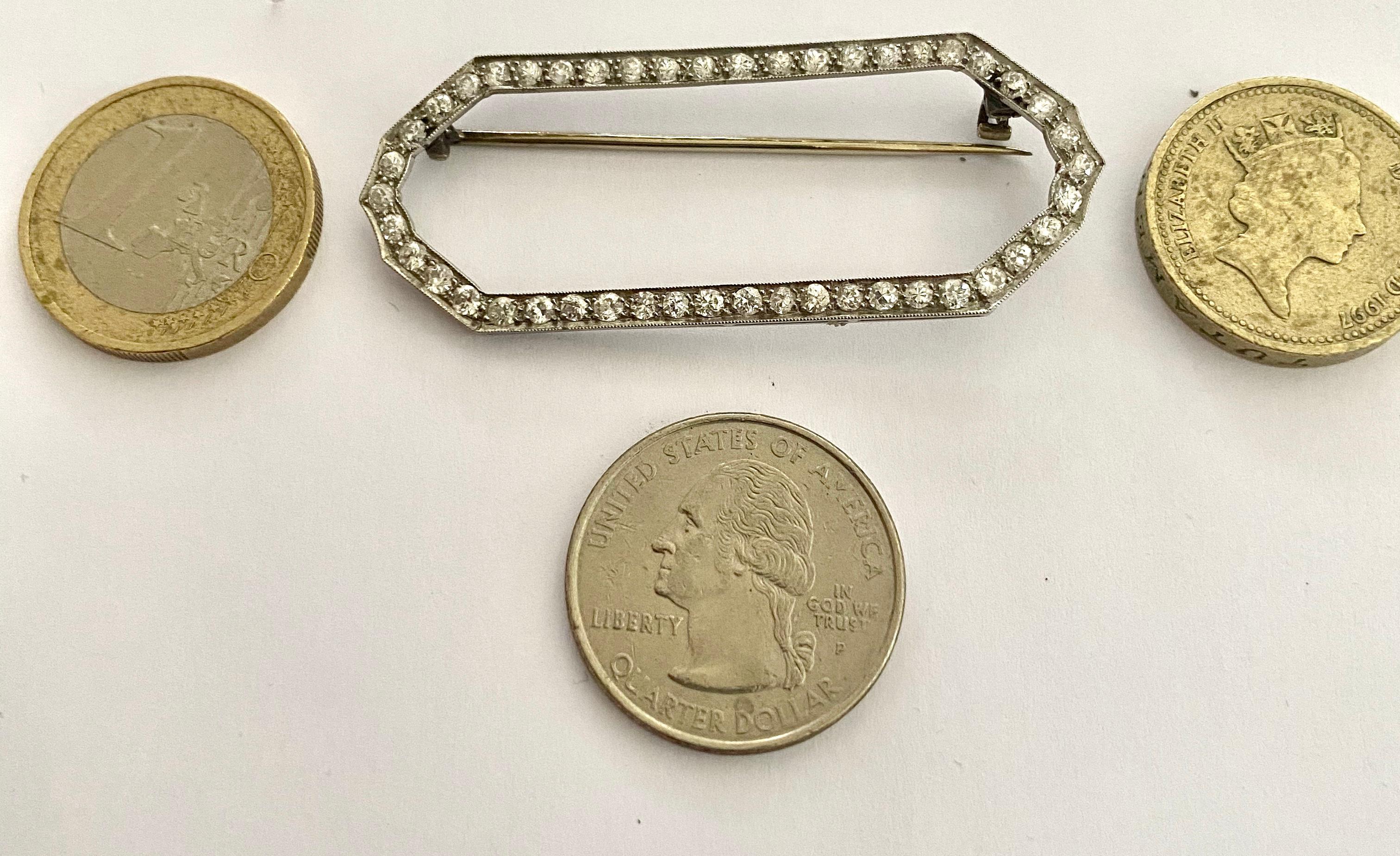 Art-Déco-Brosche aus Platin, England 1925, mit 46 Diamanten im alteuropäischen Schliff im Angebot 3