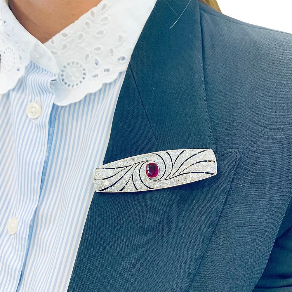 Broche Art déco en platine, rubis et diamants 5