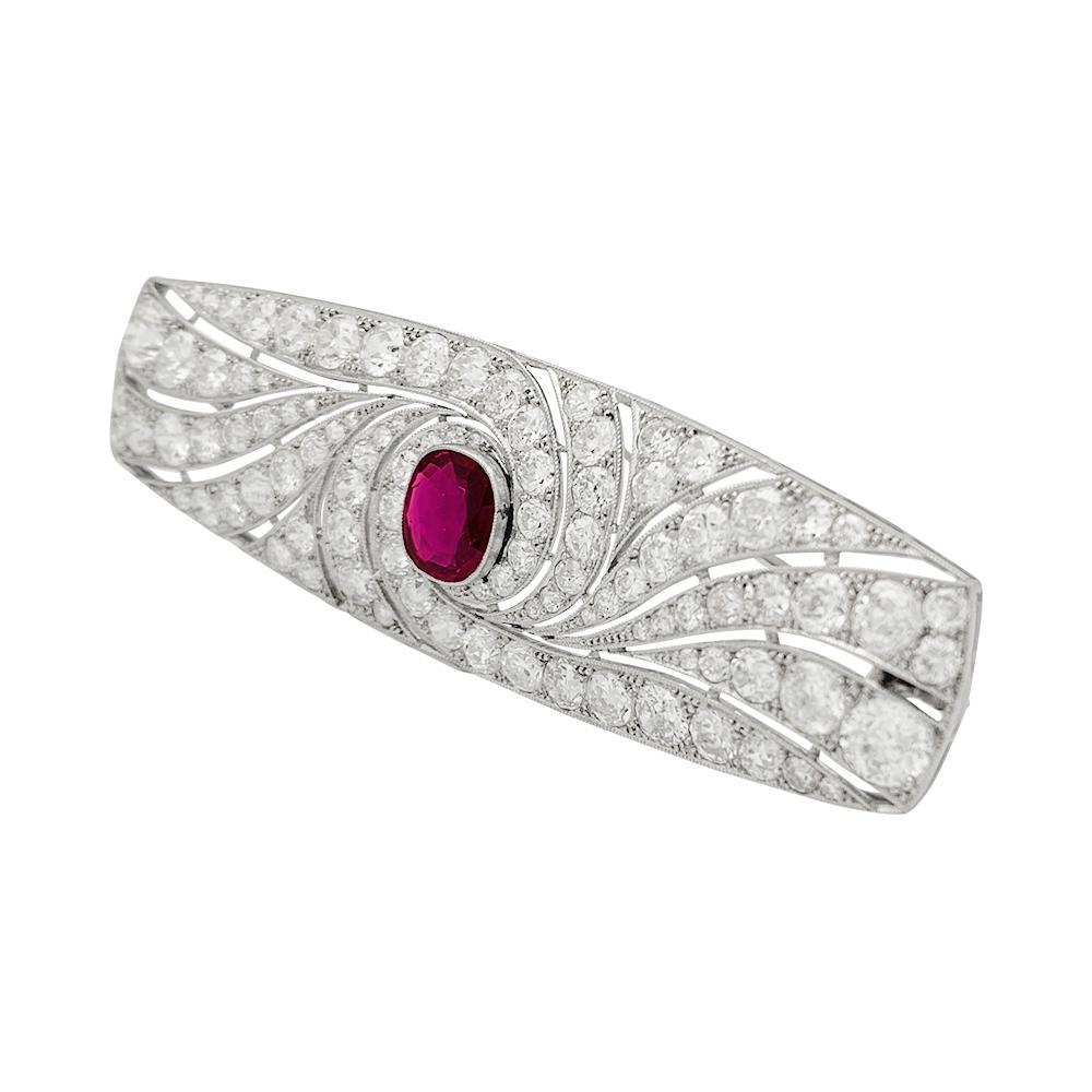 Broche Art déco en platine centrée d'un rubis coussin pesant environ 1,30 carat, entouré de diamants taille ancienne dans un motif géométrique.
Poids total estimé des diamants : environ 6,80 carats.
Certificat Gem Paris : Birma, non chauffé.
Circa