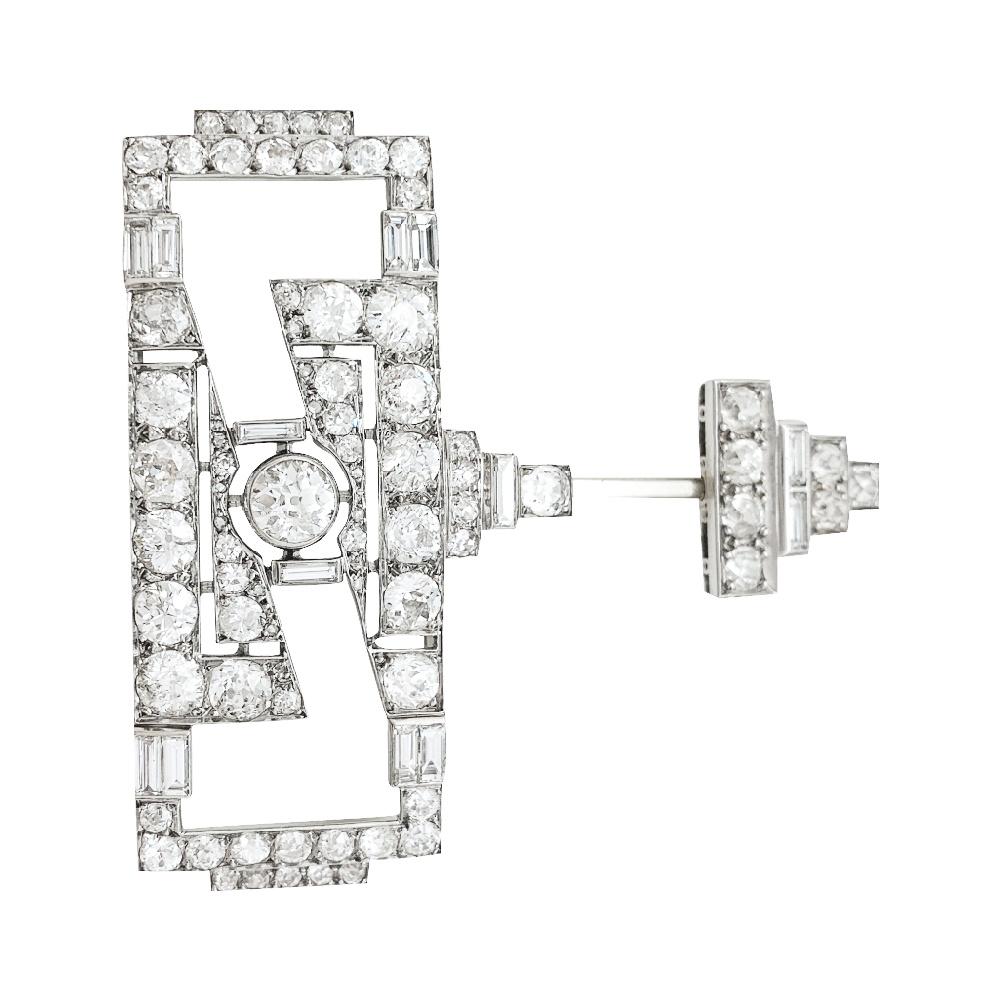 A platinum Art Deco brooch, figuring an open-worked geometrical motif, set with single, rose, baguette and old cut diamonds.
Total weight of diamonds : About 4.80 carats.
Circa 1925