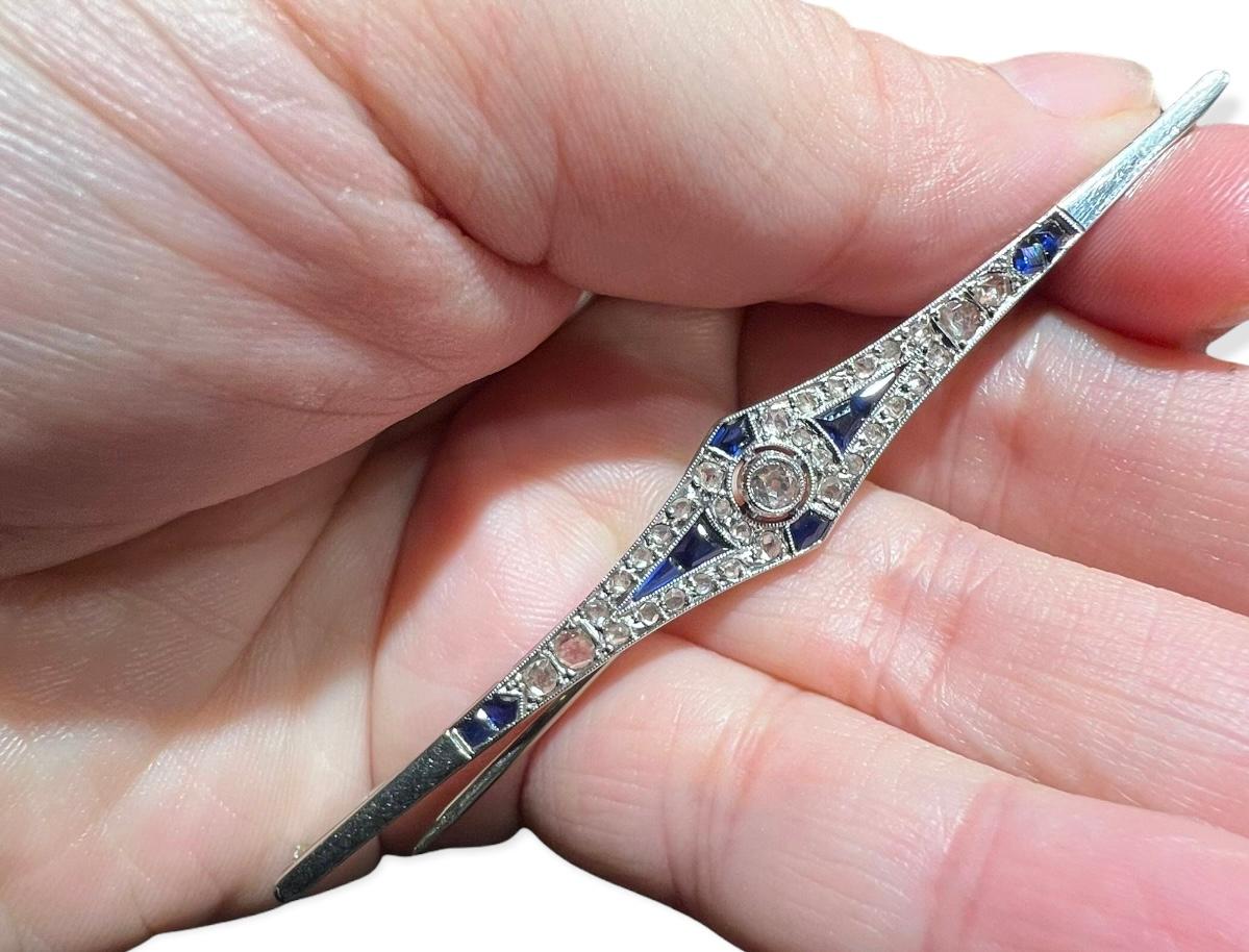 Platinum Art Deco Brooch Set with Sapphires and Old Cut Diamonds In Good Condition In SAINT-OUEN-SUR-SEINE, FR