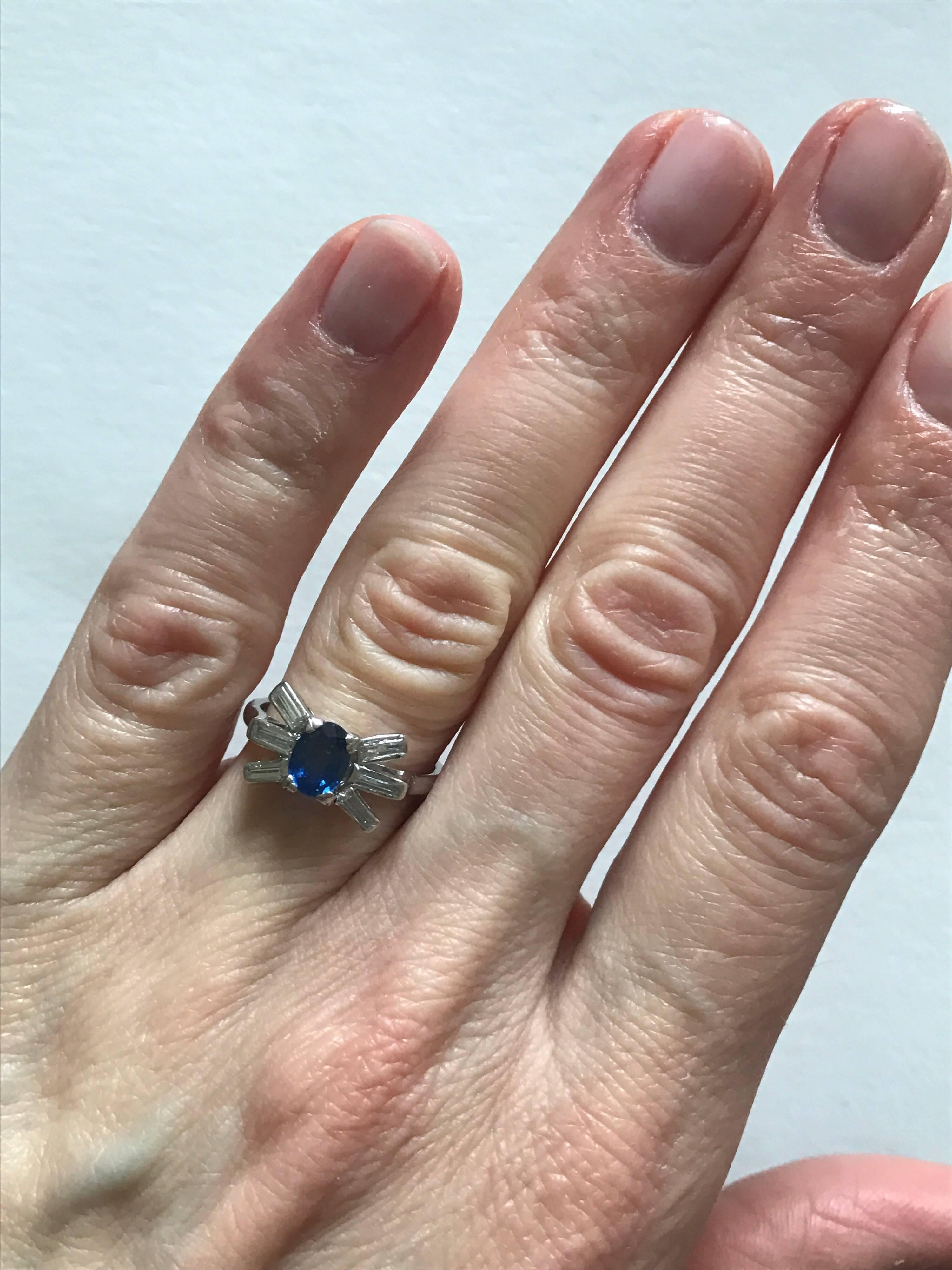 Platinum Art Deco Natural Cornflower Blue Sapphire and Diamond Ring  In Excellent Condition For Sale In Oxford, GB