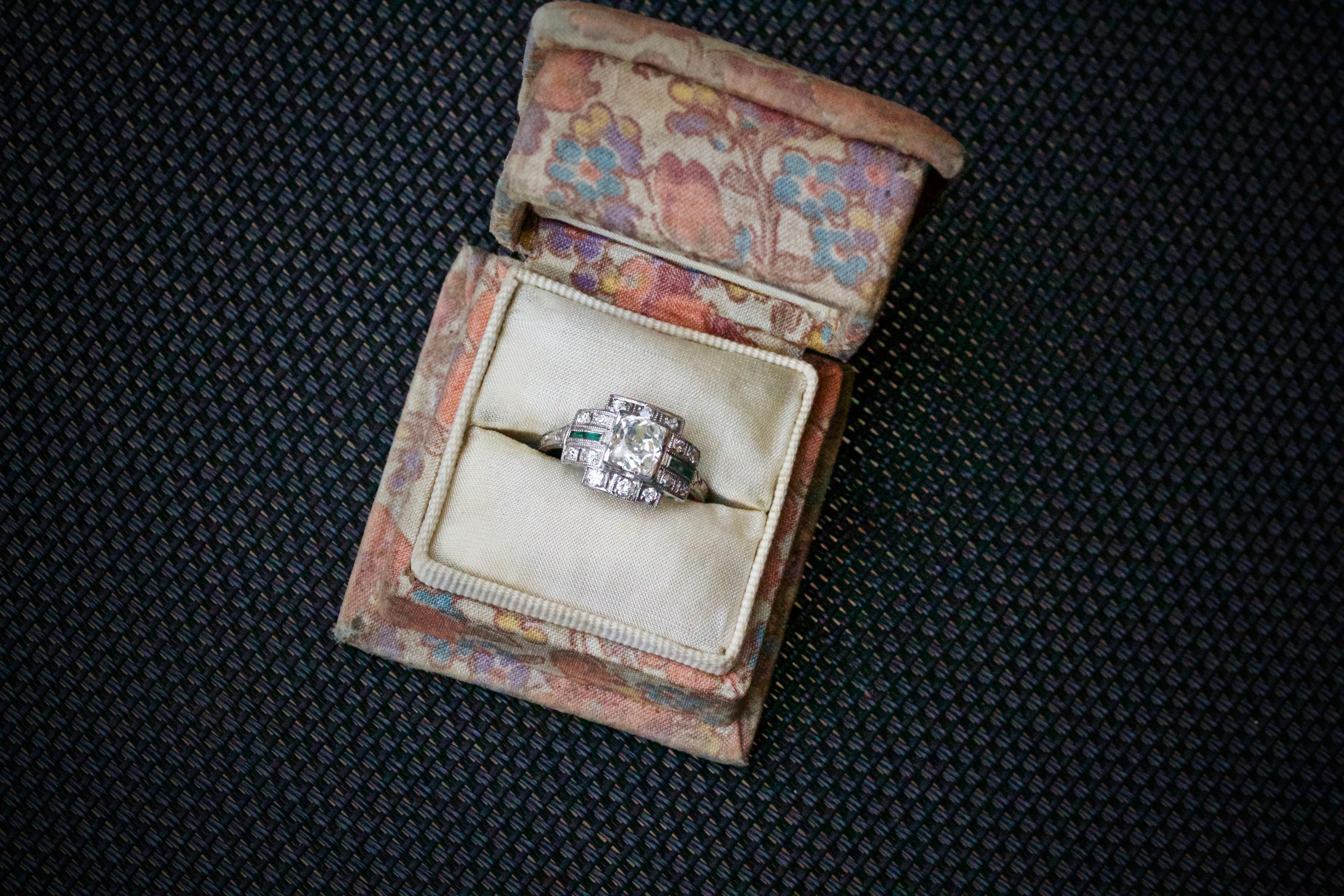 Platin Art Deco Diamant und Smaragd Cocktail Ring im Angebot 1