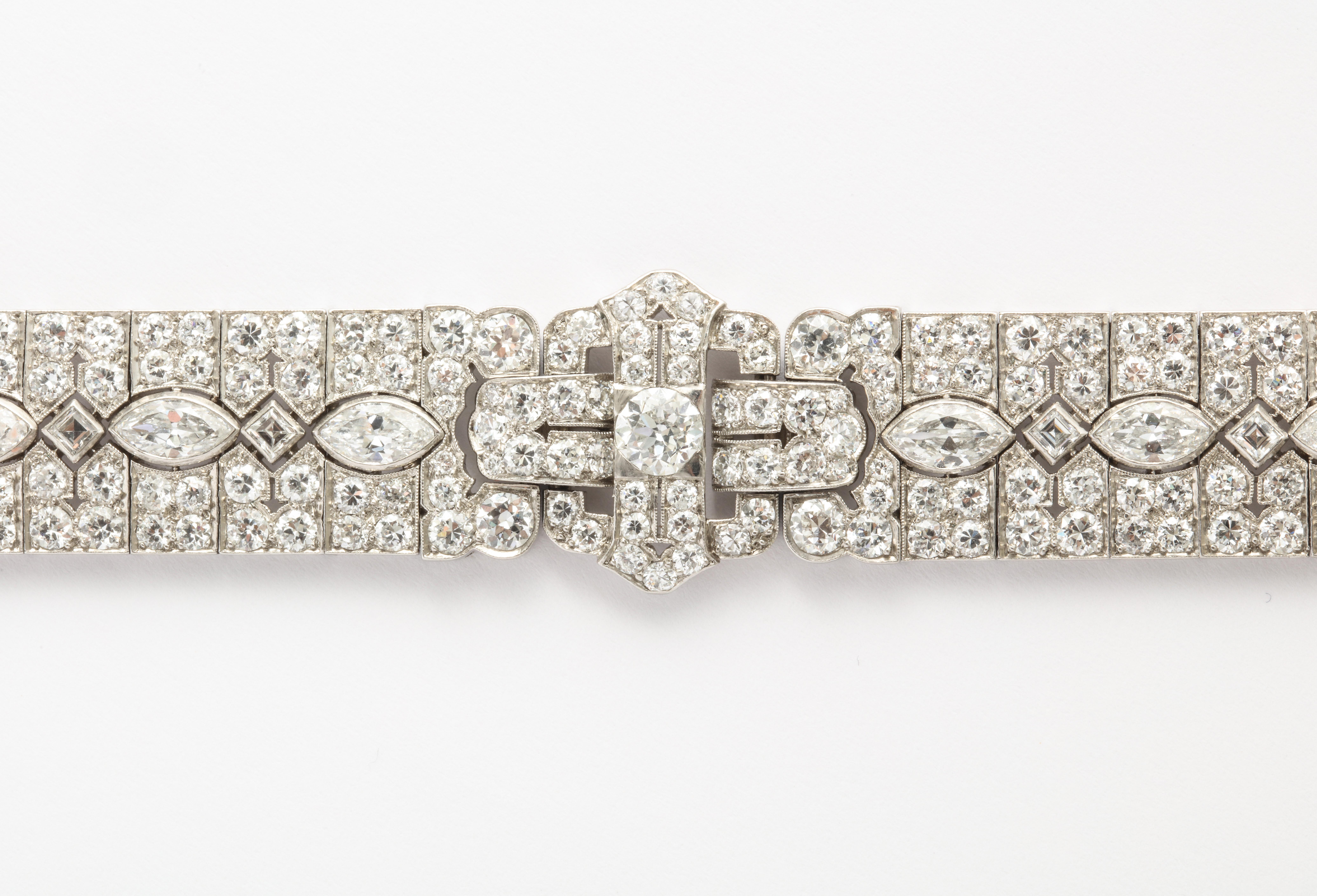 A lovely and wearable platinum & diamond Art Deco period bracelet with 18KYG clasp
by Tiffany & Co., circa 1925.
The estimated weight of the diamonds is 16.50 carats, conservatively.
The quality of the diamonds appear to be H-I color and VS1-SI1