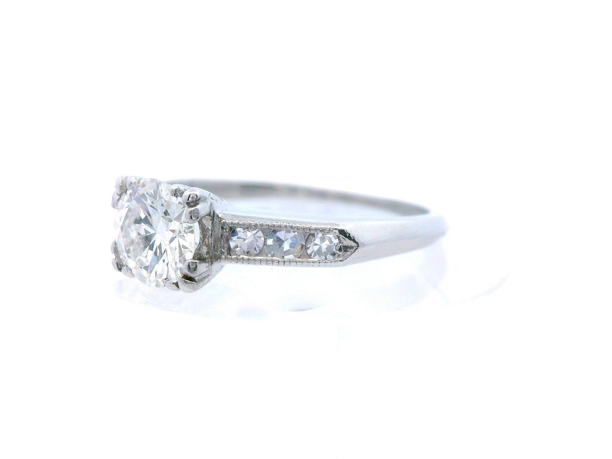 Taglio rotondo Anello di fidanzamento in platino con diamante Art Deco in vendita