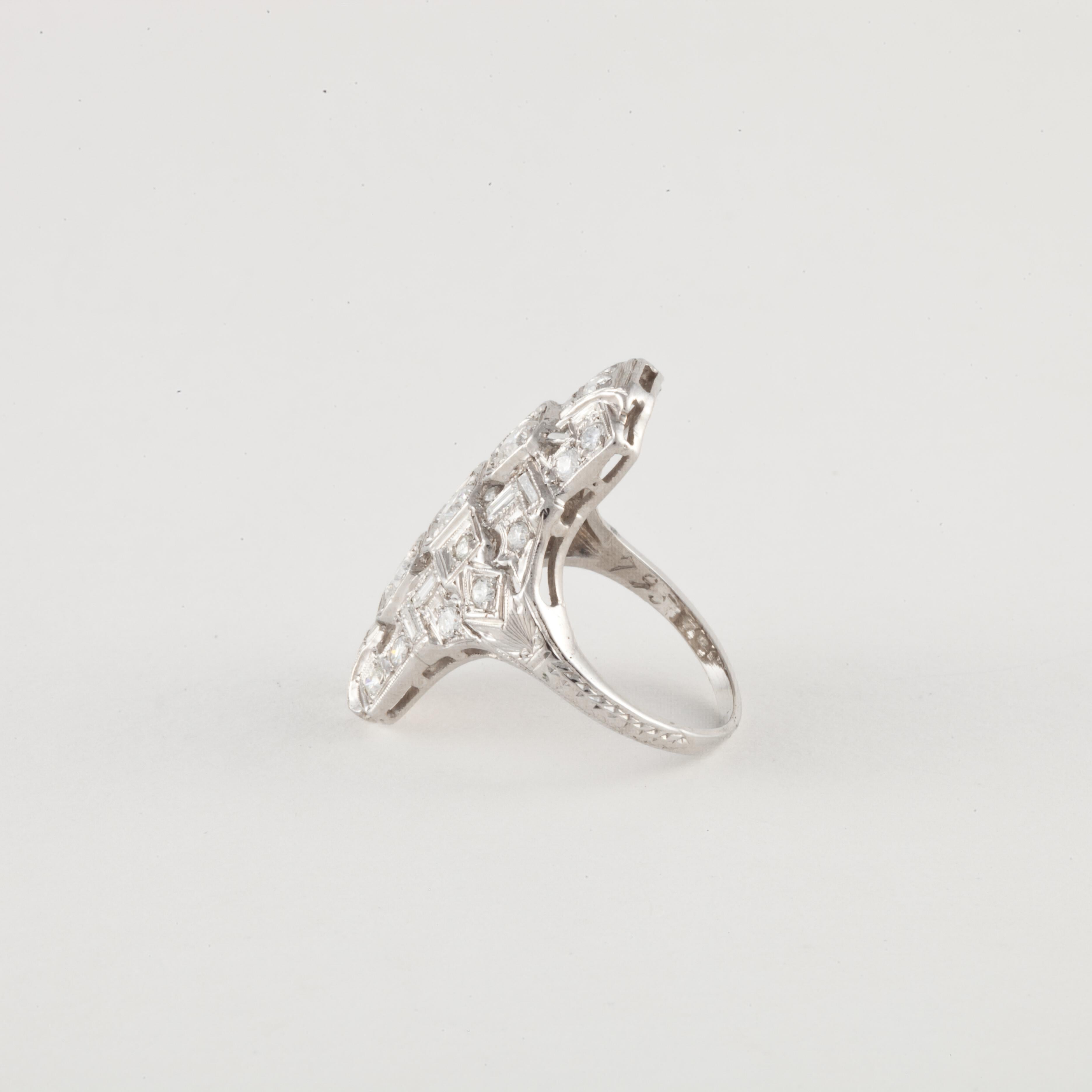 Art Deco Platin Diamant-Navette-Ring mit Gravur und Filigran (Art déco)