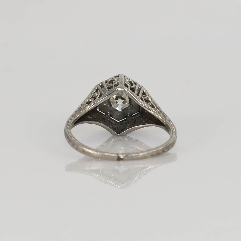 Damenring im Art-Deco-Stil aus Platin und Diamanten.
Testet Platin und wiegt 3 Gramm.
Der Diamant ist ein Old-Euro-Schliff, 0,40 Karat, Farbe I, J, K, Reinheit Vs.
Attraktive Galeriearbeiten an den Seiten des Rings.
Die Ringgröße beträgt 3 3/4 und