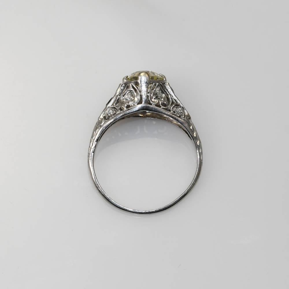 Anillo de diamantes art decó para señora con zafiros en engaste de platino.
Lleva el sello de platino y pesa 2,9 gramos brutos.
El diamante central es una talla Euro antiguo, 1,00 quilates, color M a N, claridad VS.
A los lados hay tallas antiguas