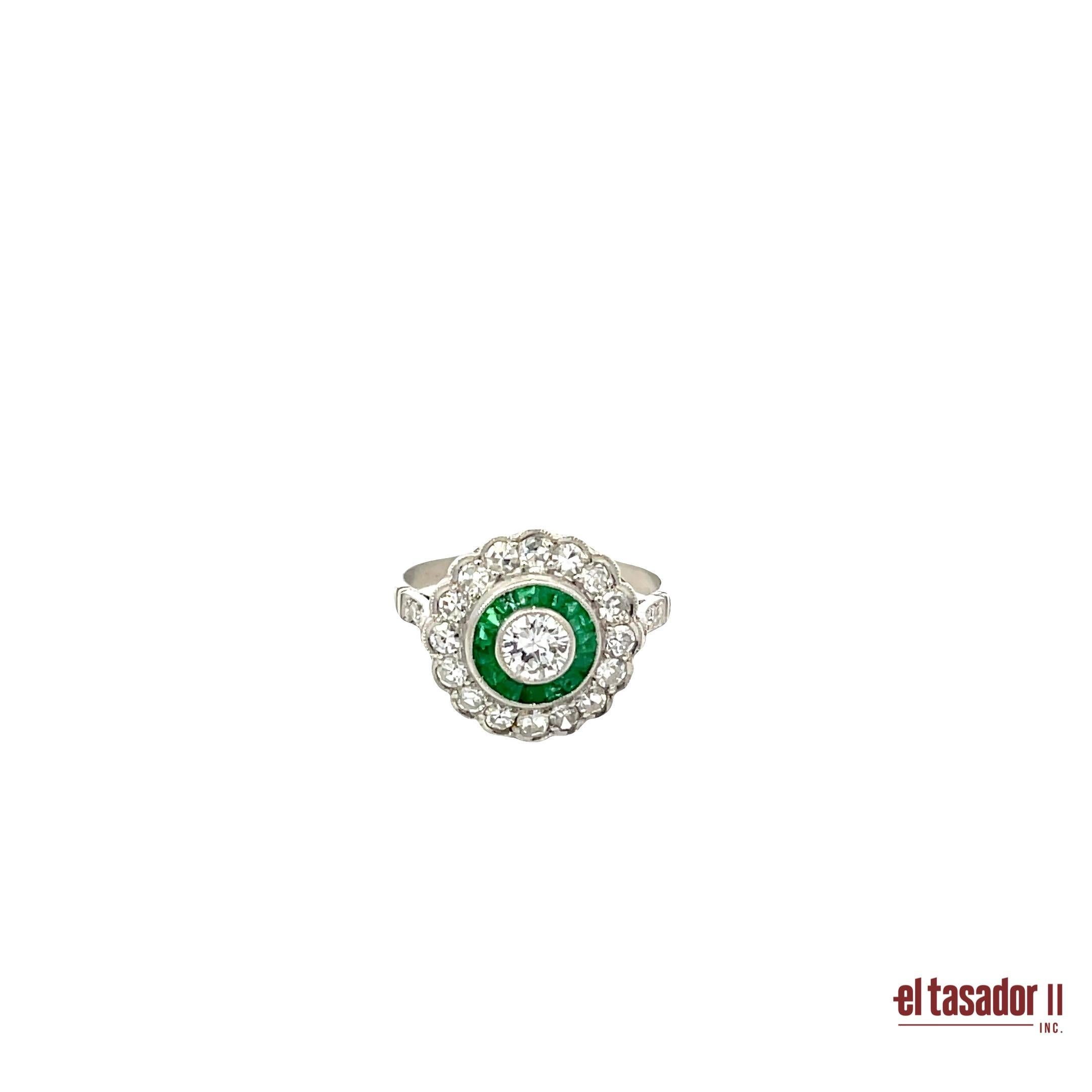 Dieser zarte Platinring im Art-déco-Stil mit einem Gewicht von 4,3 Gramm besticht durch sein raffiniertes, von Blumen inspiriertes Cluster-Design. In seinem Zentrum strahlt ein Diamant im Brillantschliff von 0,33 Karat in zeitlosem Glanz, der durch