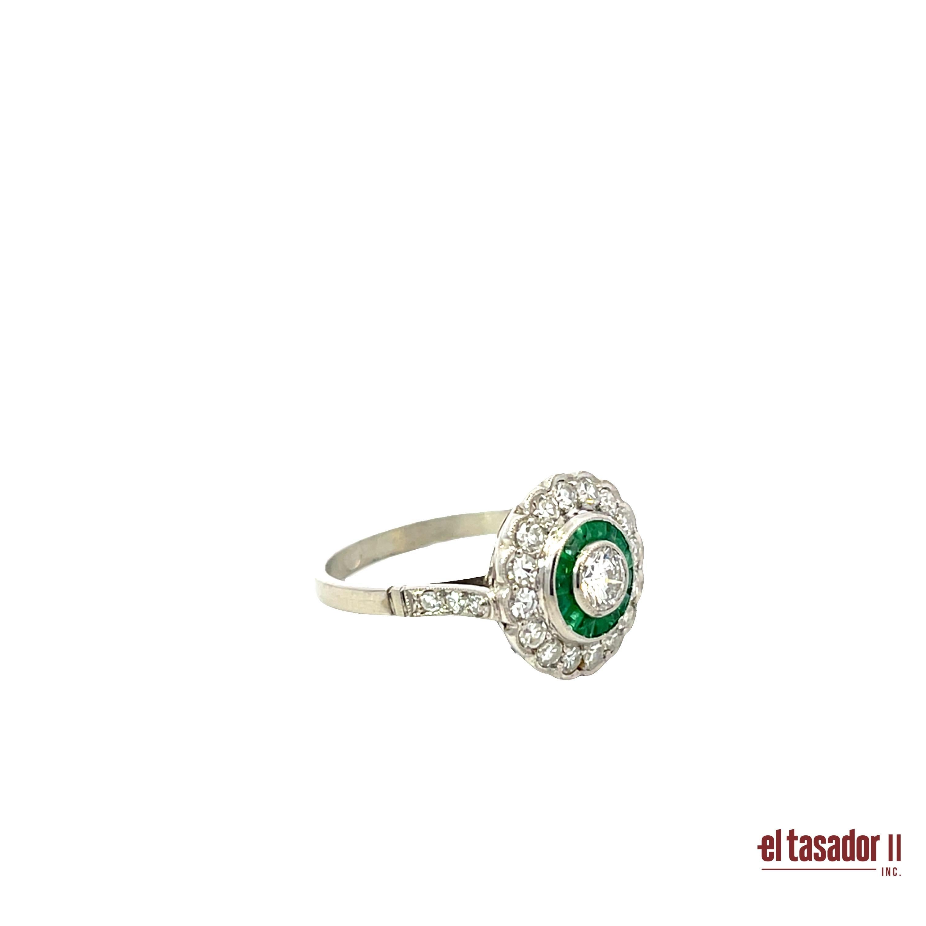 Platin Art Deco Smaragd und Diamant Cluster Ring 0,33ct Center (Art déco) im Angebot