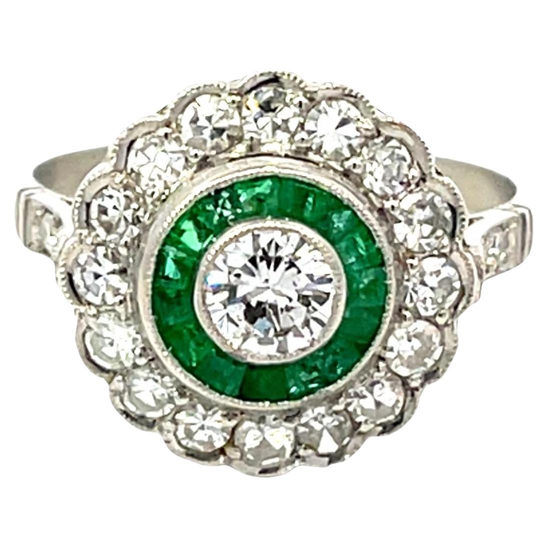 Platin Art Deco Smaragd und Diamant Cluster Ring 0,33ct Center im Angebot