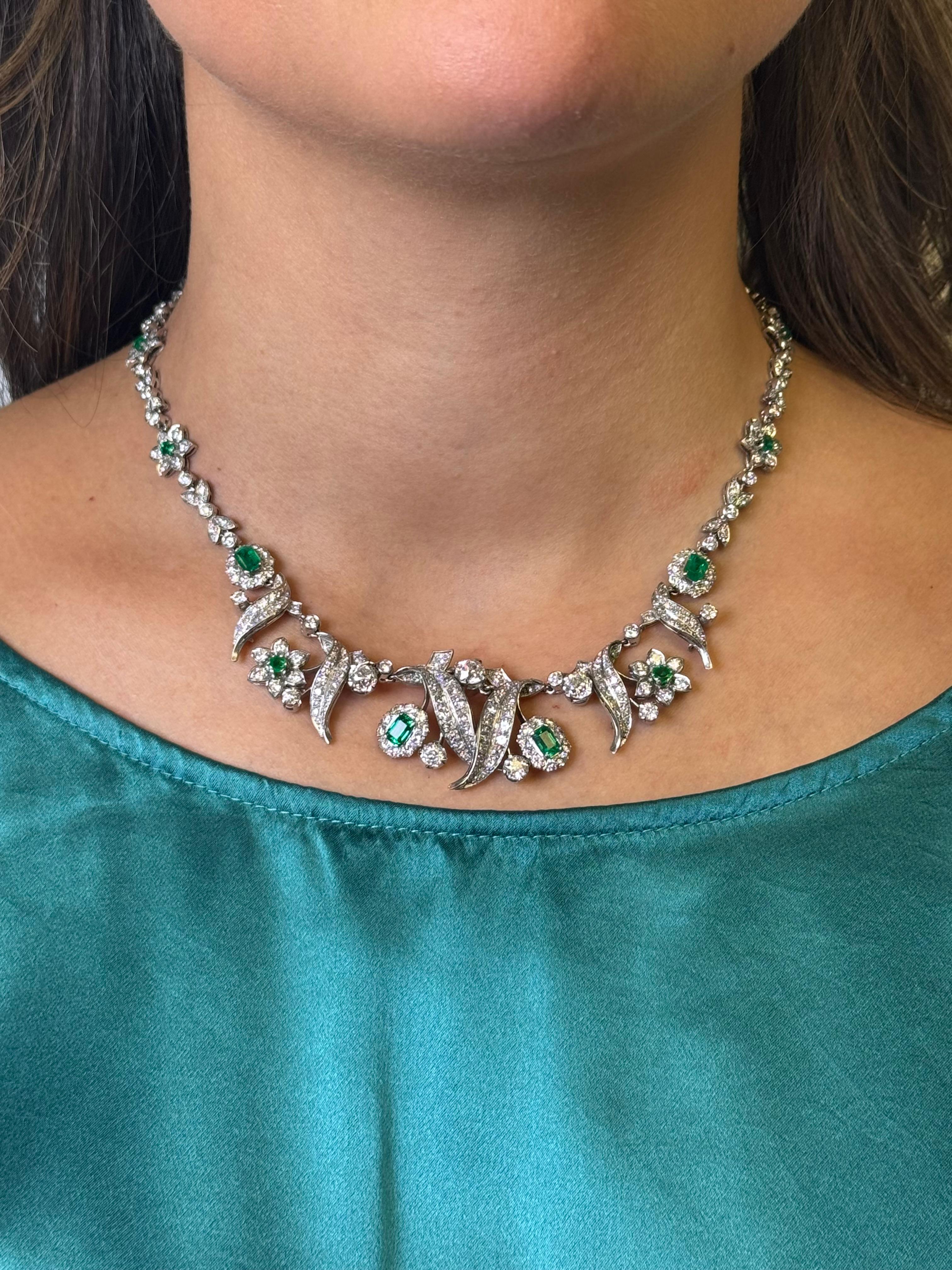 Platinum Art Deco Emerald and Diamond Foliate Necklace In Excellent Condition For Sale In Great Neck Plaza, NY