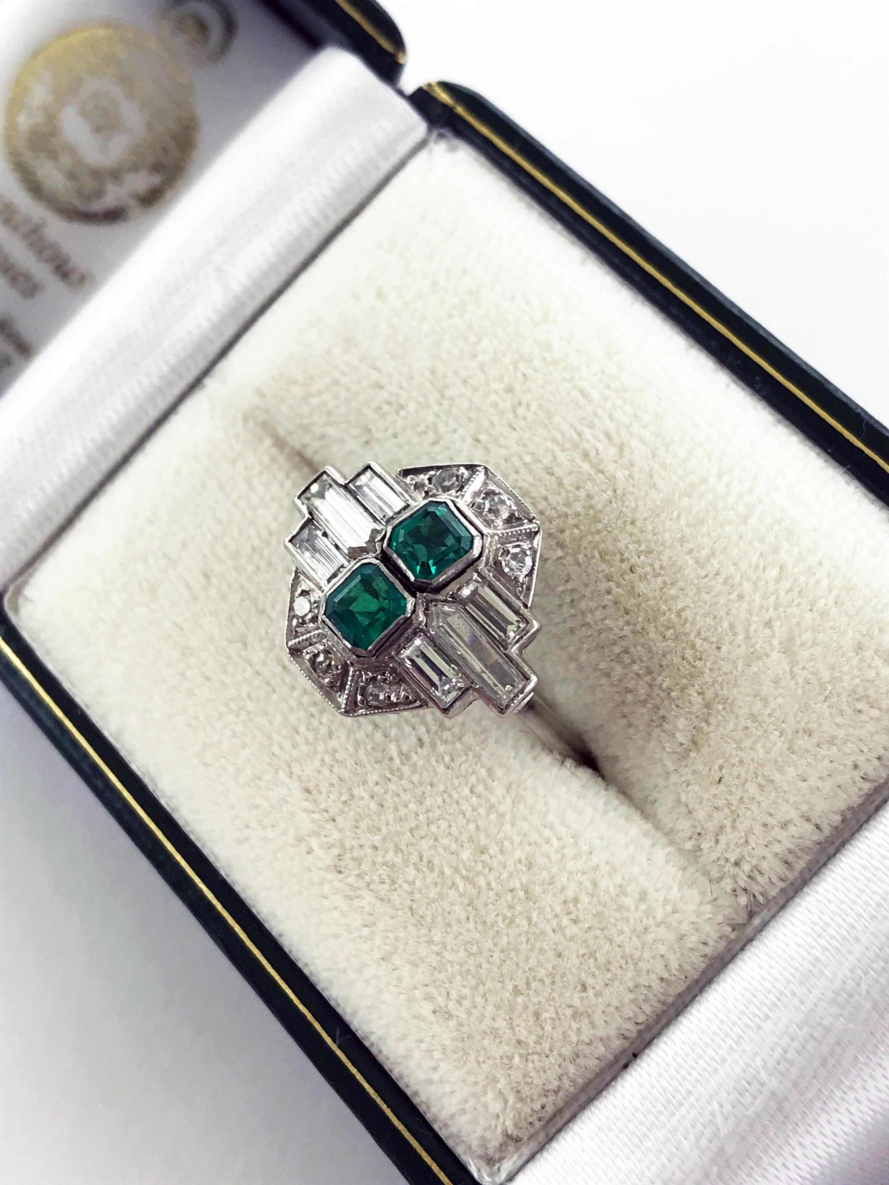 Platin Art Deco Smaragd- und Diamantring, um 1920 (Smaragdschliff) im Angebot
