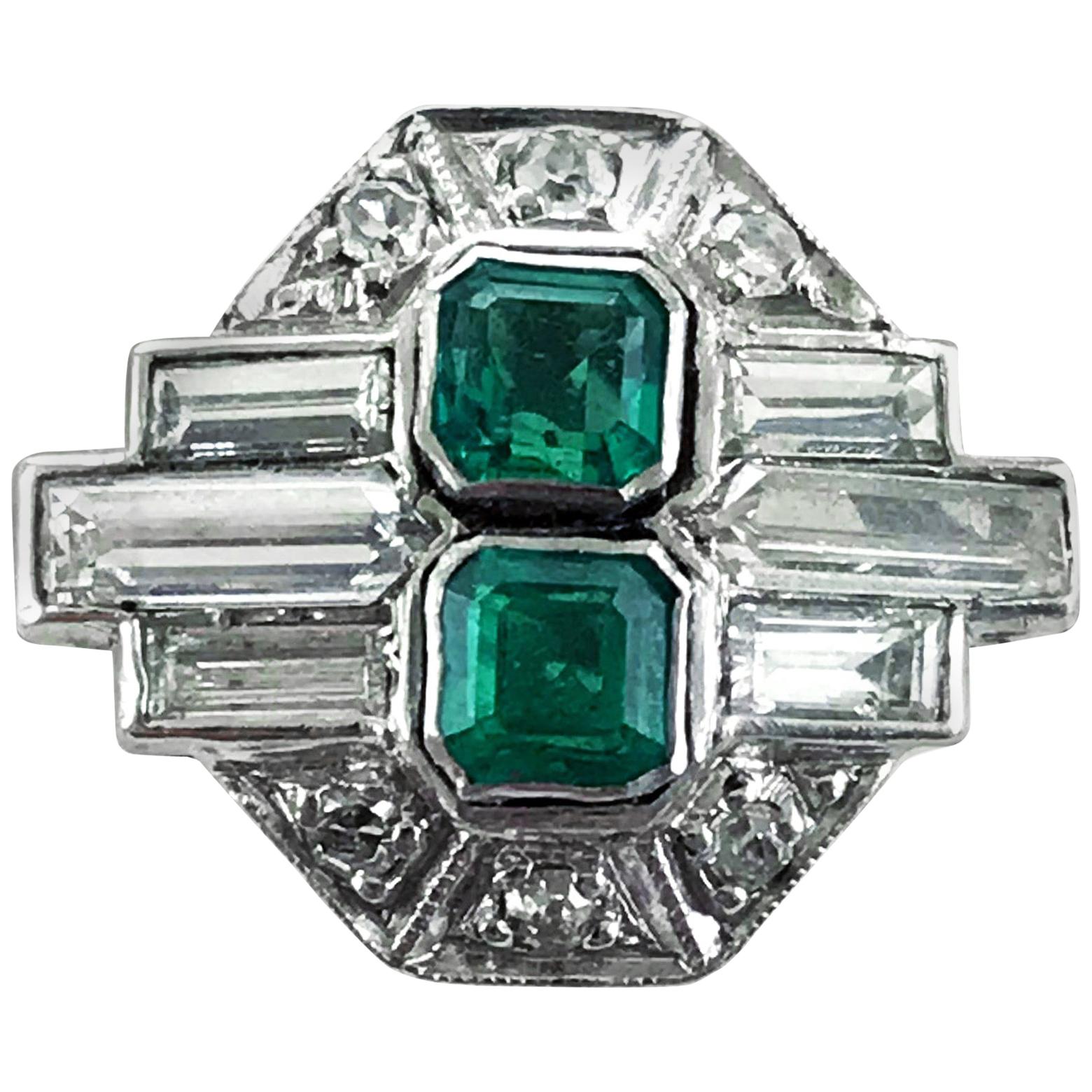 Platin Art Deco Smaragd- und Diamantring, um 1920 im Angebot