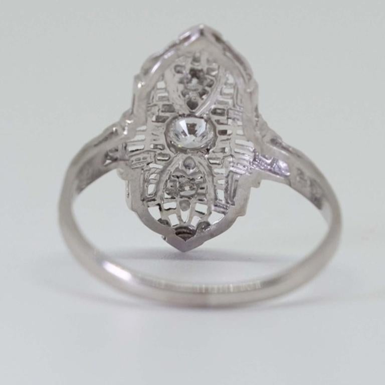 Platinum Art Deco Filigree Diamond Ring In Good Condition For Sale In Austin, TX