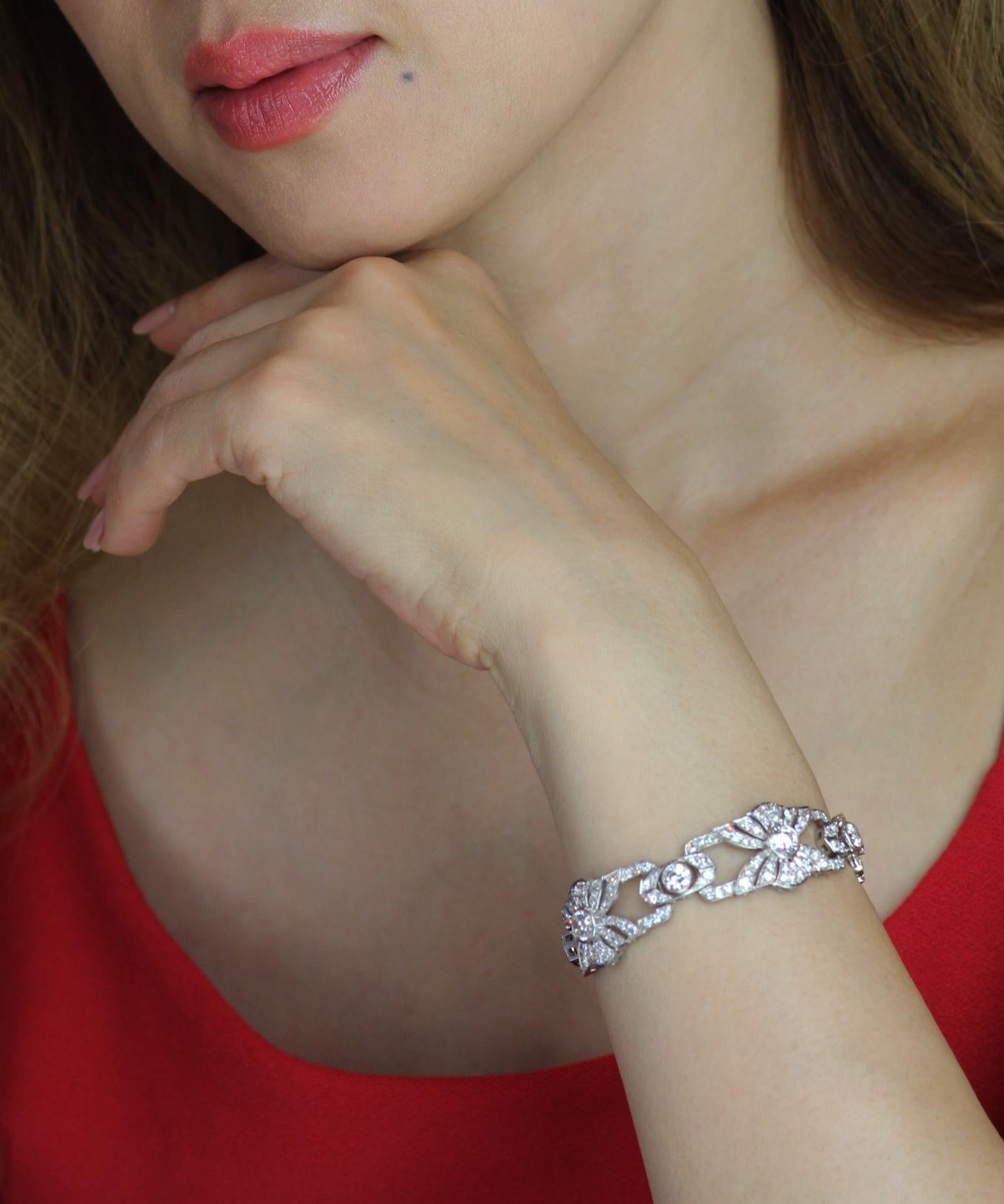 Platinum Art Deco Fine White Diamond Bracelet with Fan Motif Design approx. 12ct For Sale 1