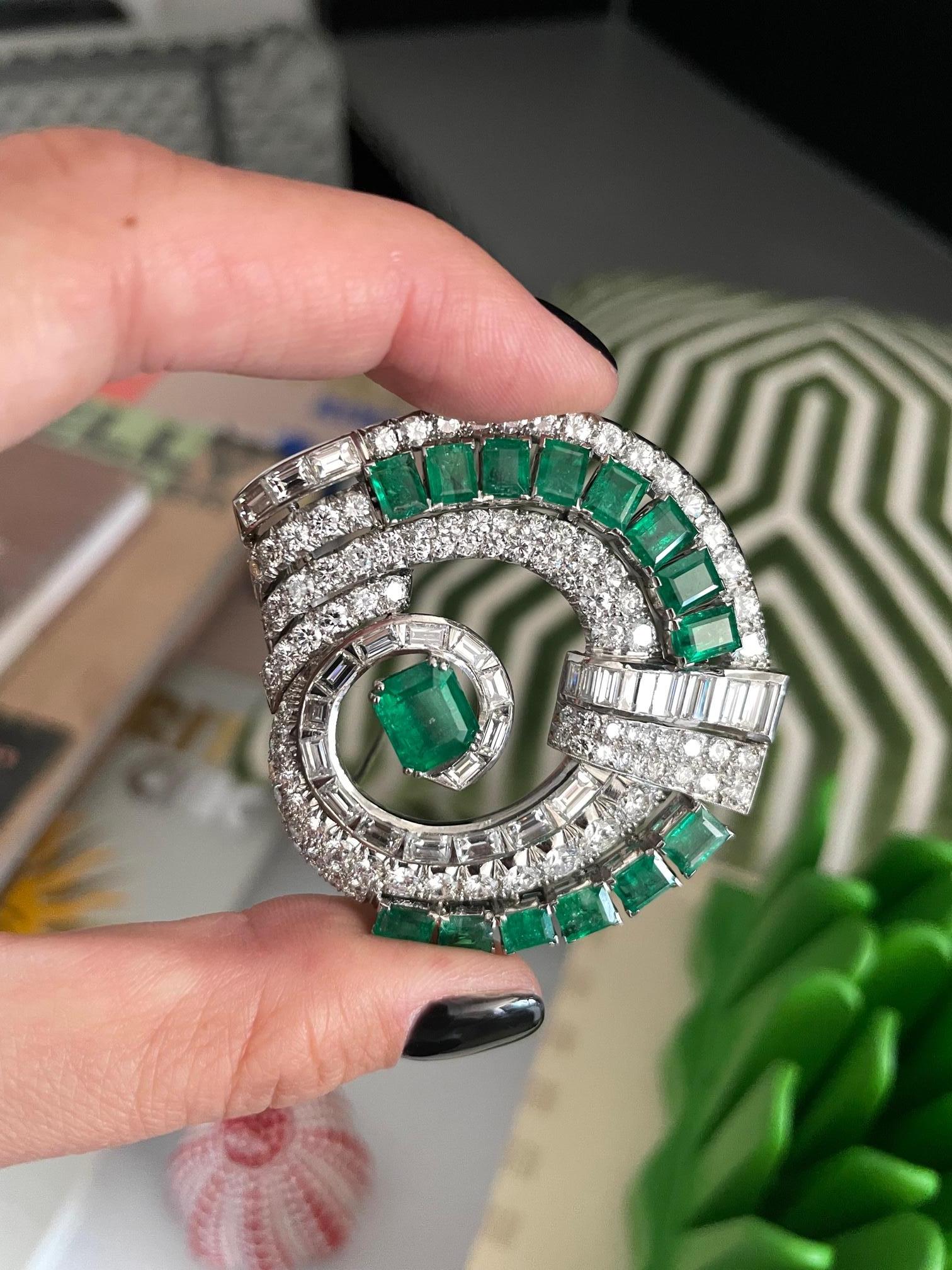 Broche Art déco en platine avec émeraudes vertes et diamants de 25 carats en vente 1