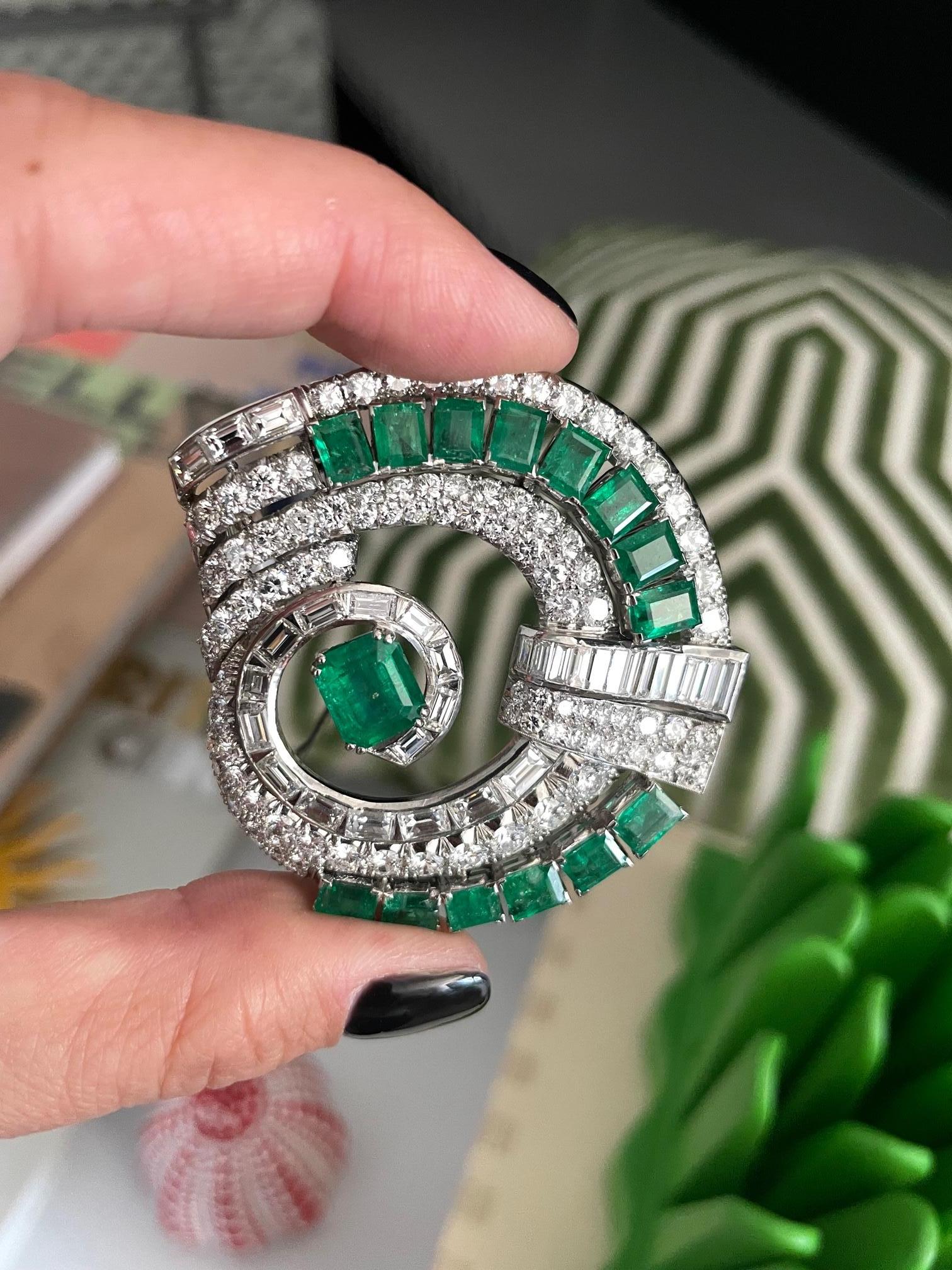 Broche Art déco en platine avec émeraudes vertes et diamants de 25 carats en vente 2