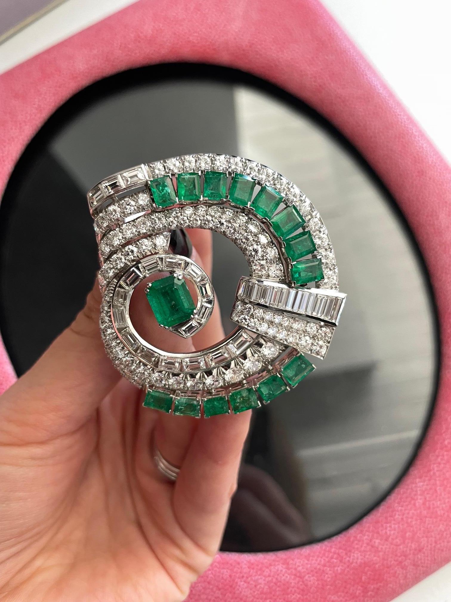 Broche Art déco en platine avec émeraudes vertes et diamants de 25 carats en vente 3