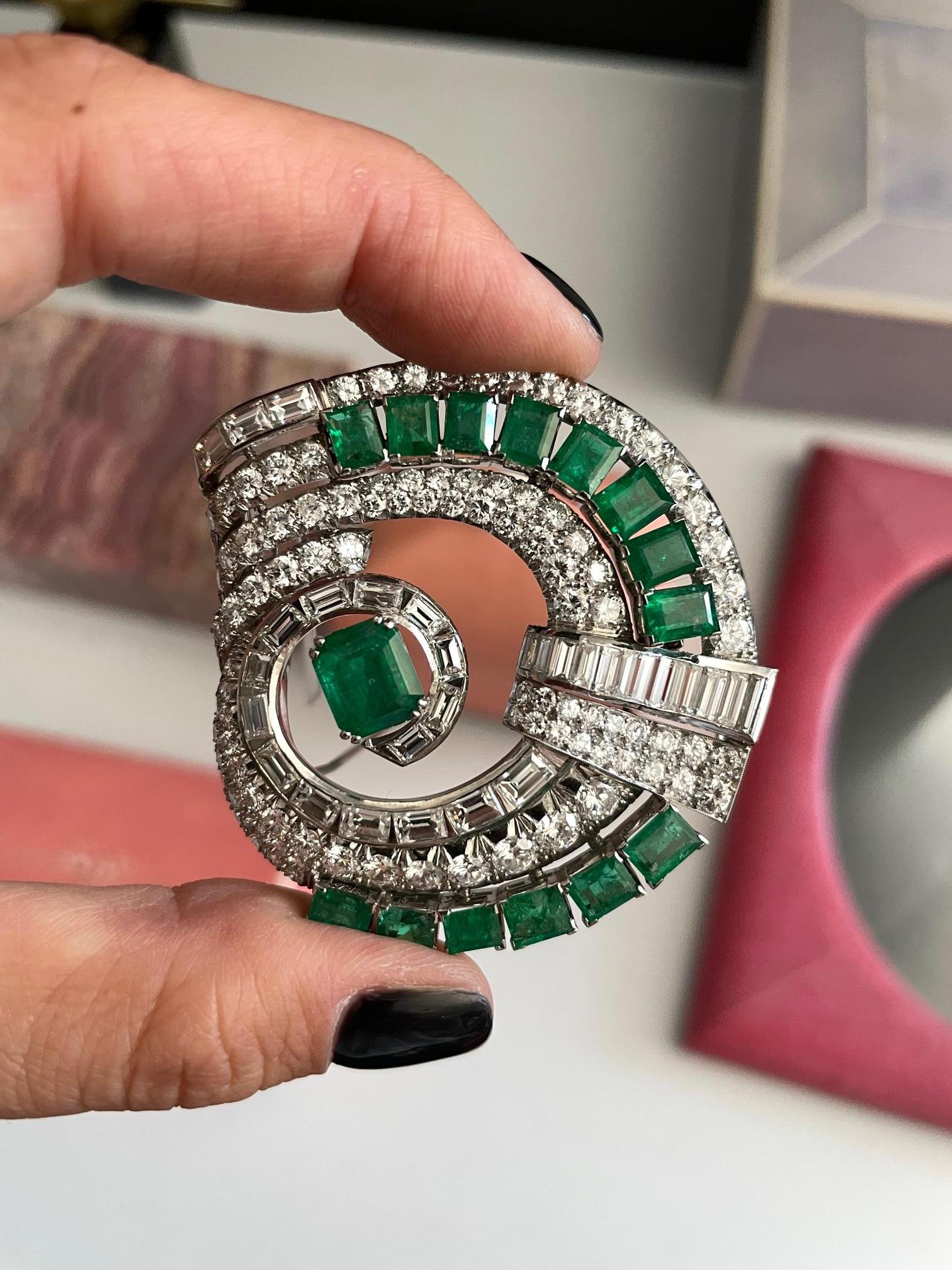 Broche Art déco en platine avec émeraudes vertes et diamants de 25 carats en vente 4