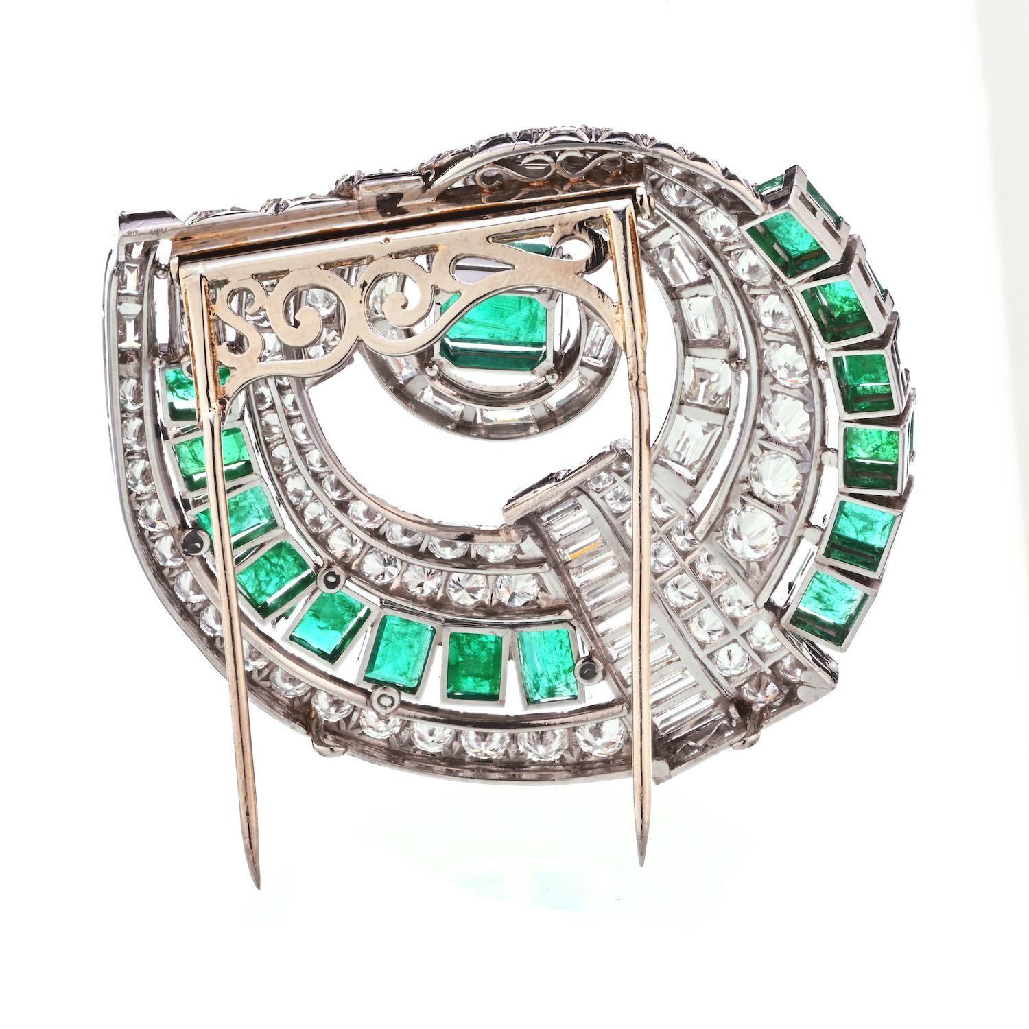 Broche Art Déco en platine avec émeraude verte et diamants de 25 carats
Broche à double pince Art Déco géométrique en émeraude et diamant.
Nous vendons chaque broche séparément car chacune est spéciale à sa manière.

Éblouissante broche Art Déco