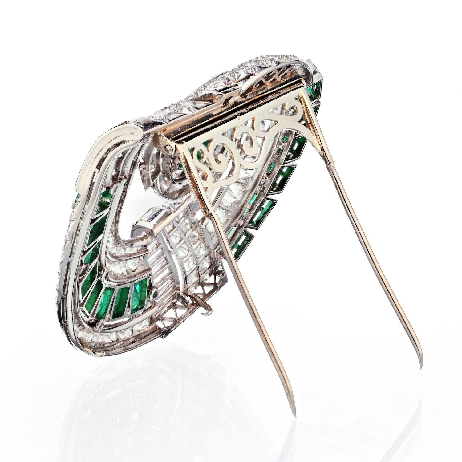 Taille émeraude Broche Art déco en platine avec émeraudes vertes et diamants de 25 carats en vente