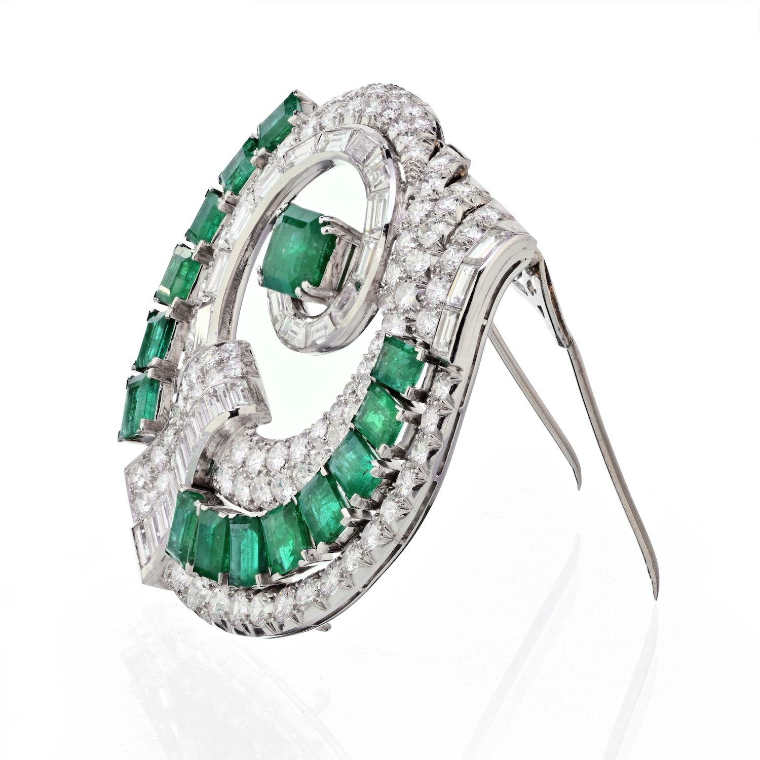 Broche Art déco en platine avec émeraudes vertes et diamants de 25 carats Pour femmes en vente