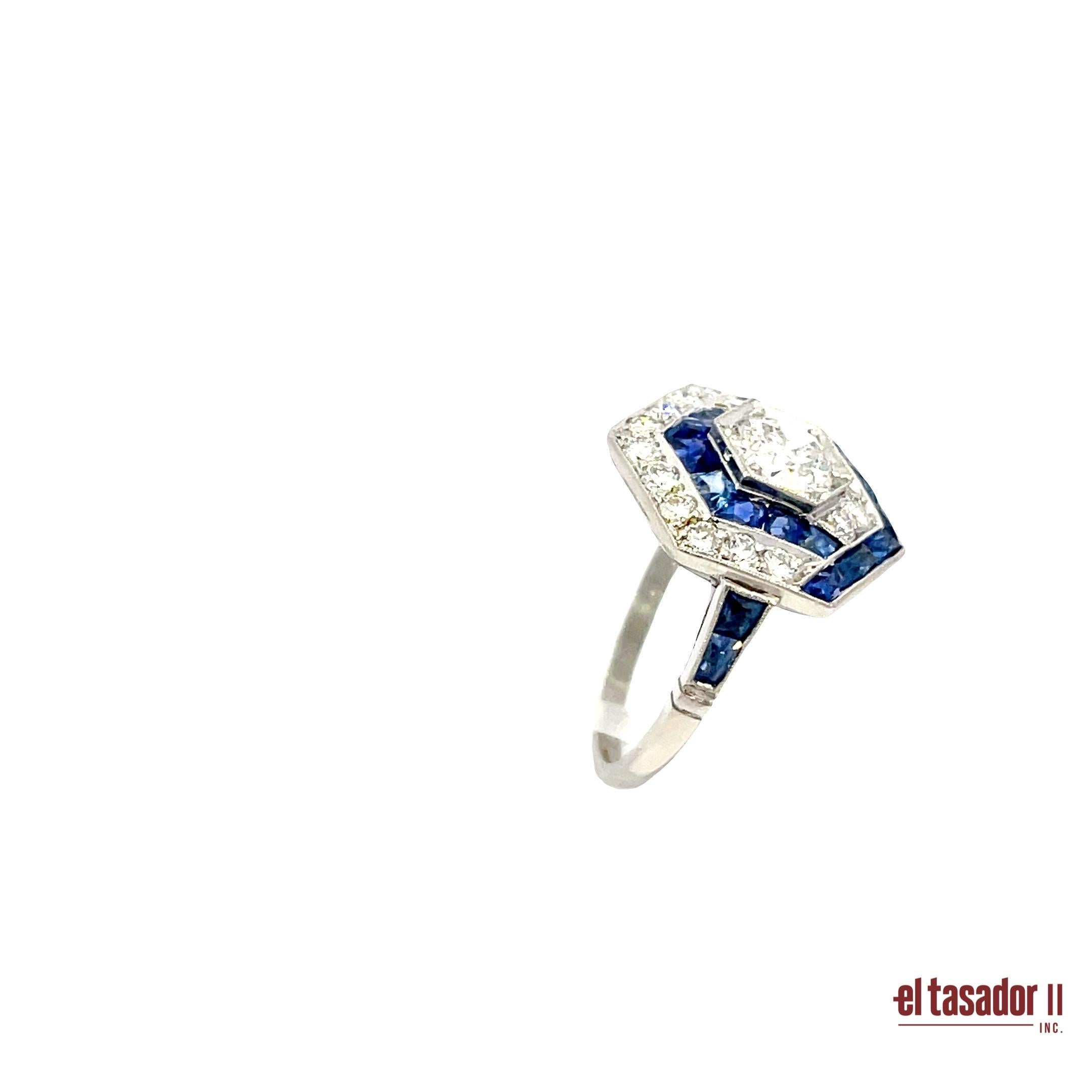 Dieser 6,8 Gramm schwere Platinring im Art-Déco-Stil besticht durch sein kühnes geometrisches Sechseck-Design, das die Eleganz dieser Epoche unterstreicht. In seinem Zentrum ruht ein Diamant im Brillantschliff von 0,79 Karat, der von weiteren 0,59