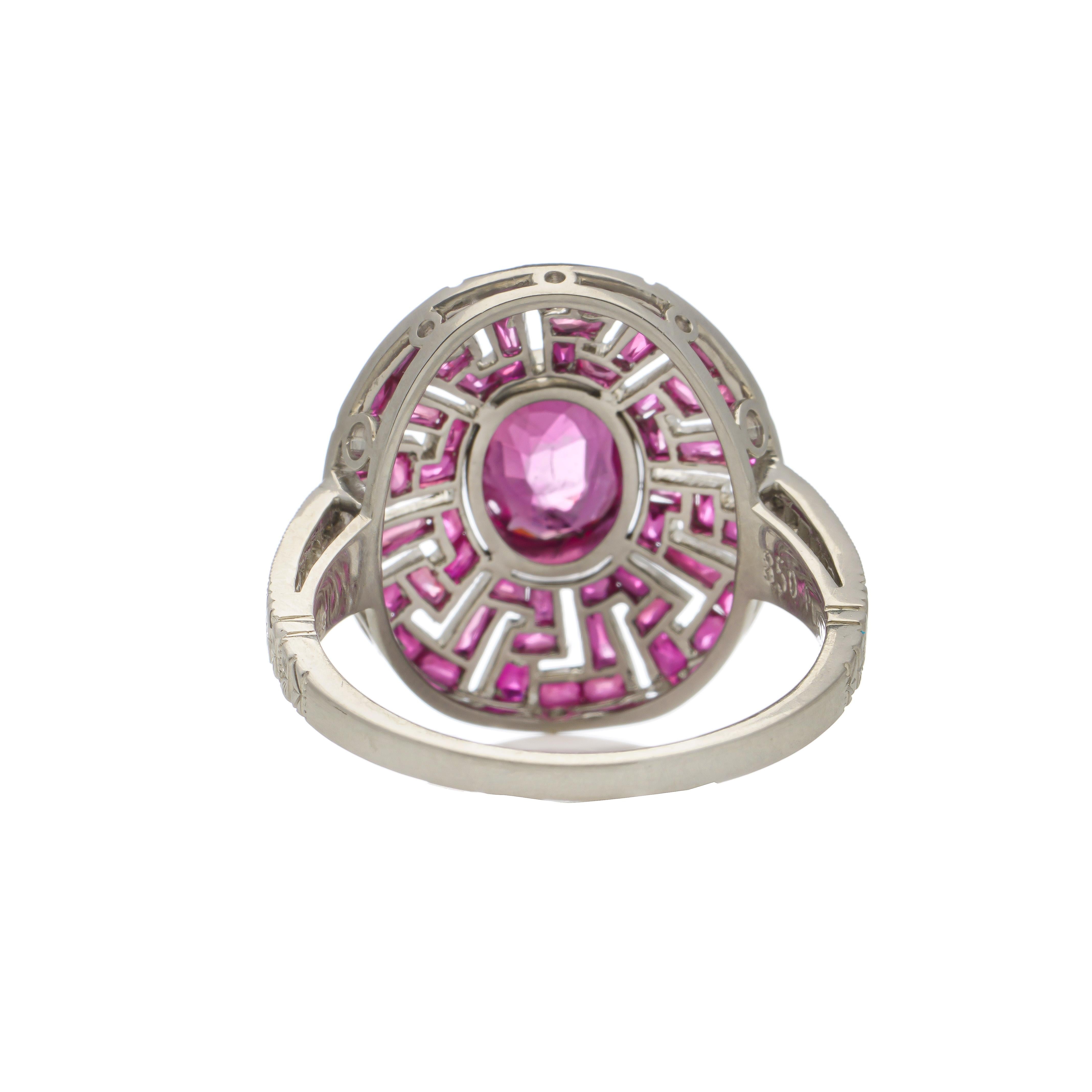 Platin Art Deco-inspirierter 0,92 Karat ovaler Rubin-Cluster-Ring für Damen oder Herren im Angebot