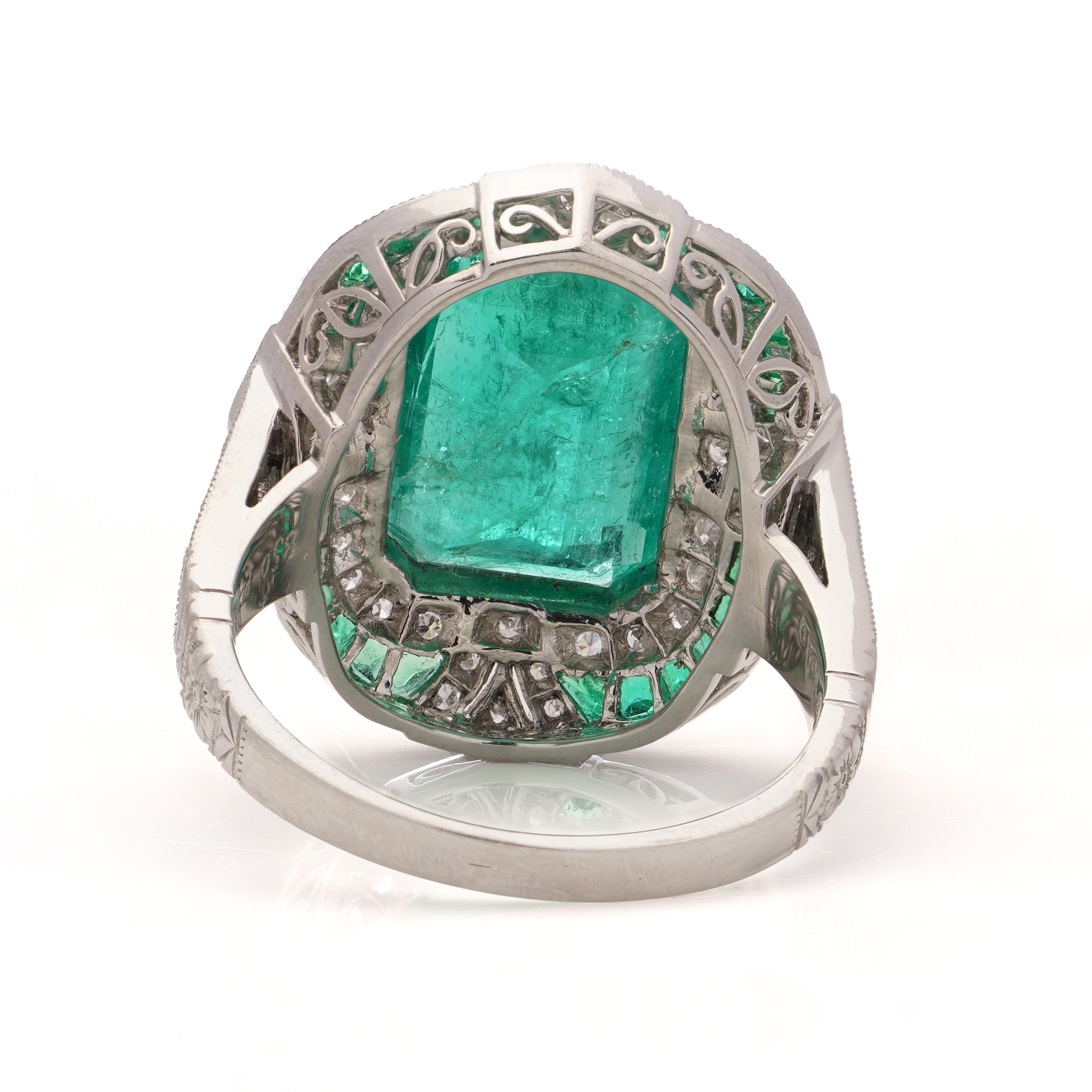 Platinum Art Deco-inspired 4.21 carats of Emerald fashion ring In Excellent Condition For Sale In Braintree, GB