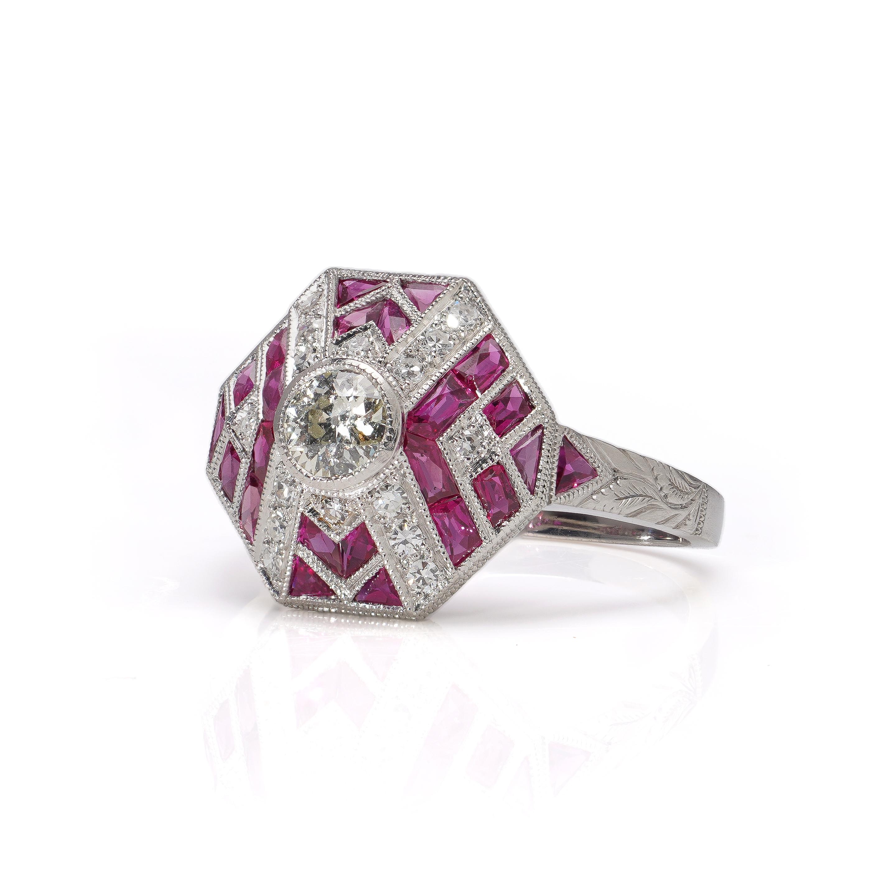 Taille ronde Bague en platine d'inspiration Art déco avec diamants et rubis en vente
