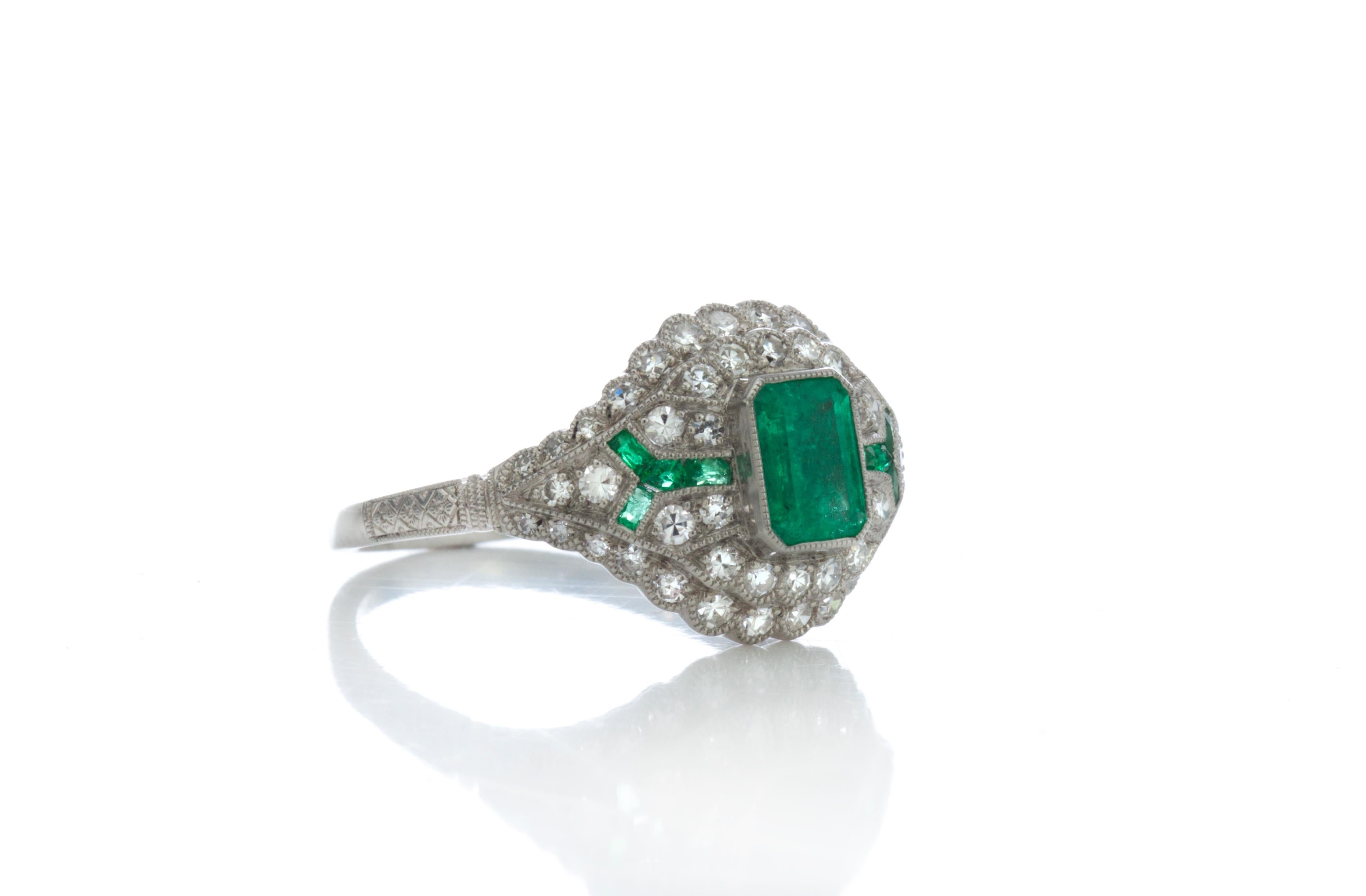 Platin Art Deco inspirierter Smaragd- und Diamantring (Art déco) im Angebot
