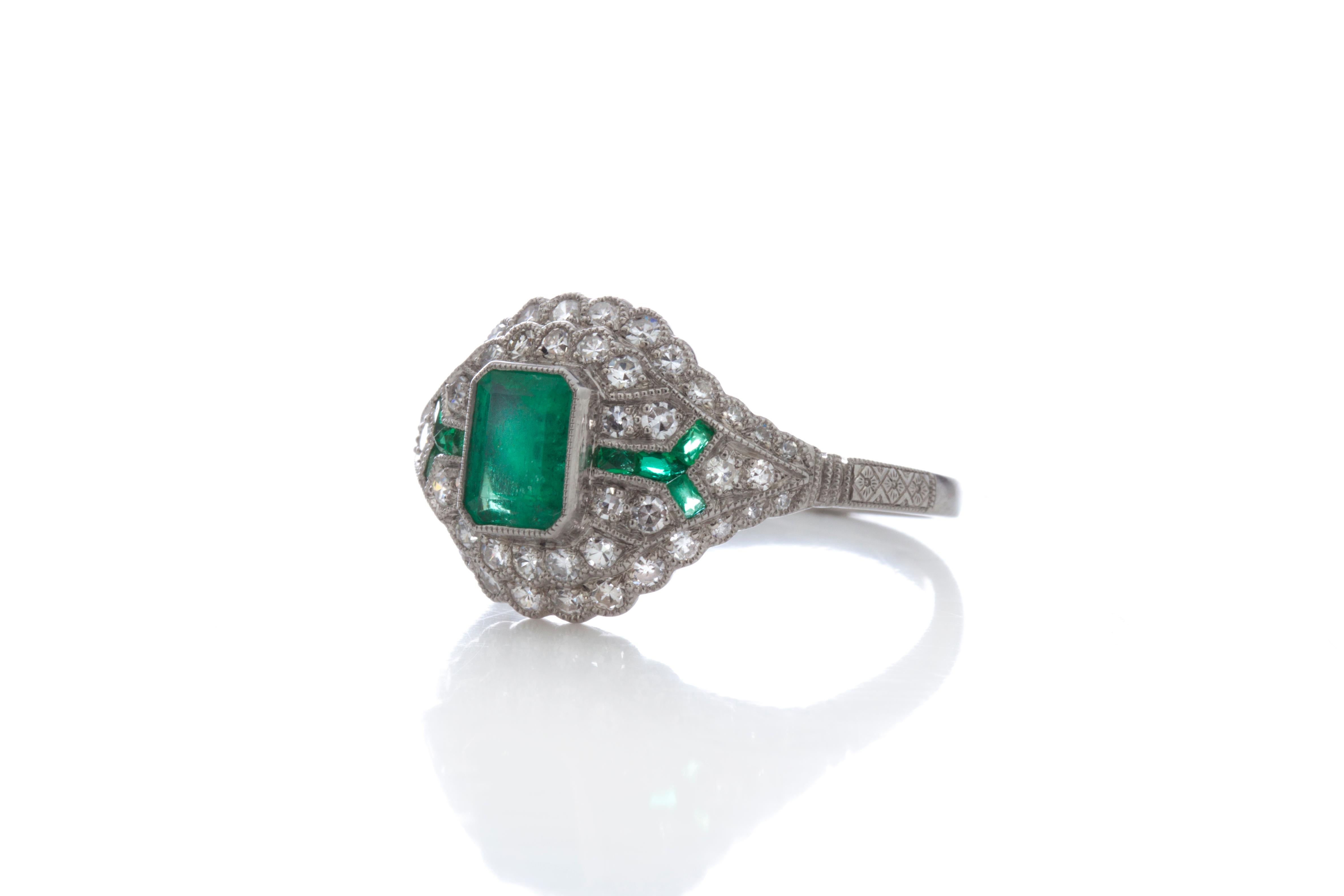 Platin Art Deco inspirierter Smaragd- und Diamantring (Smaragdschliff) im Angebot