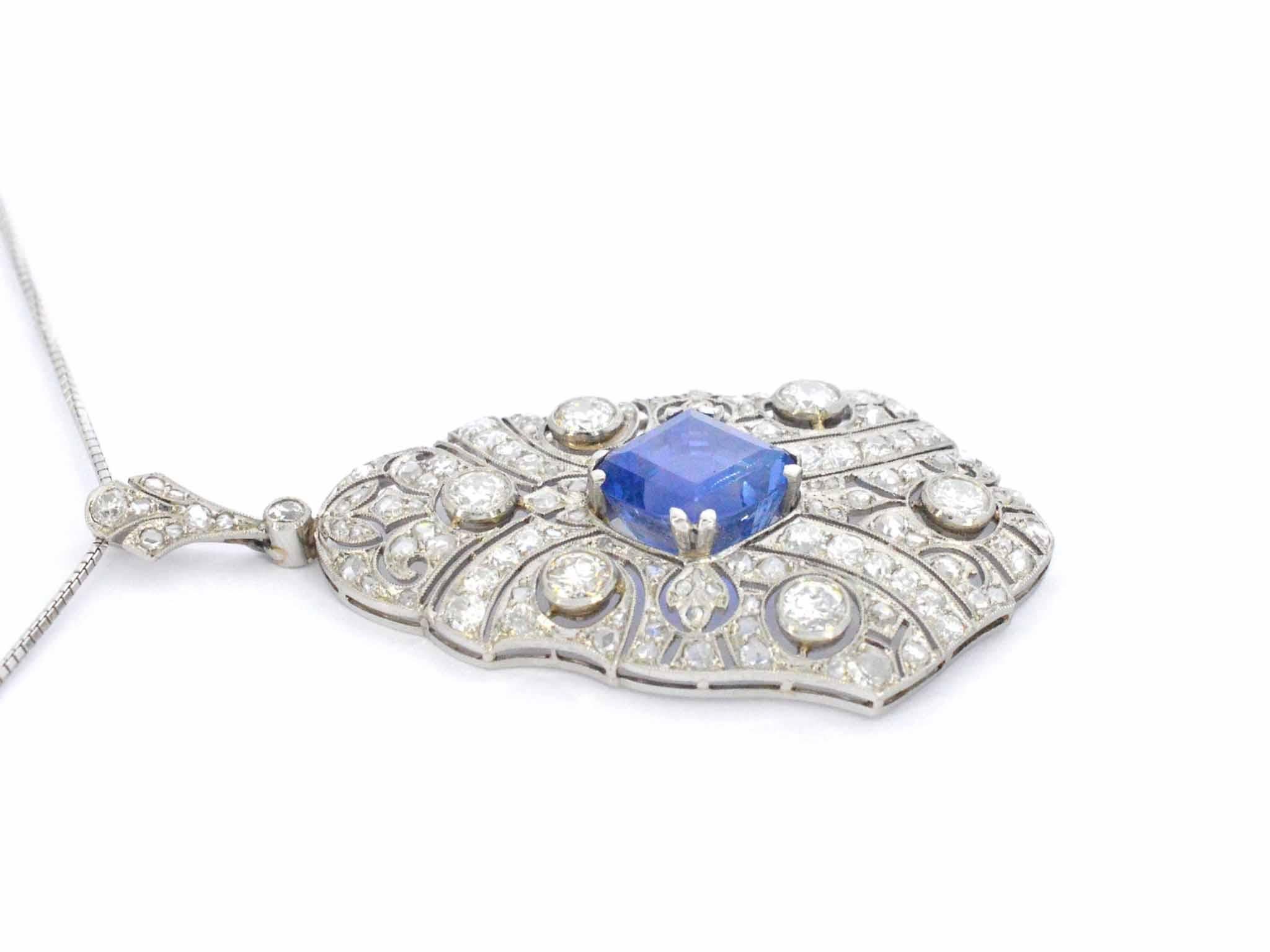 Platinum Art deco necklace full set with diamonds and a natural Sapphire In Good Condition For Sale In AMSTELVEEN, NH
