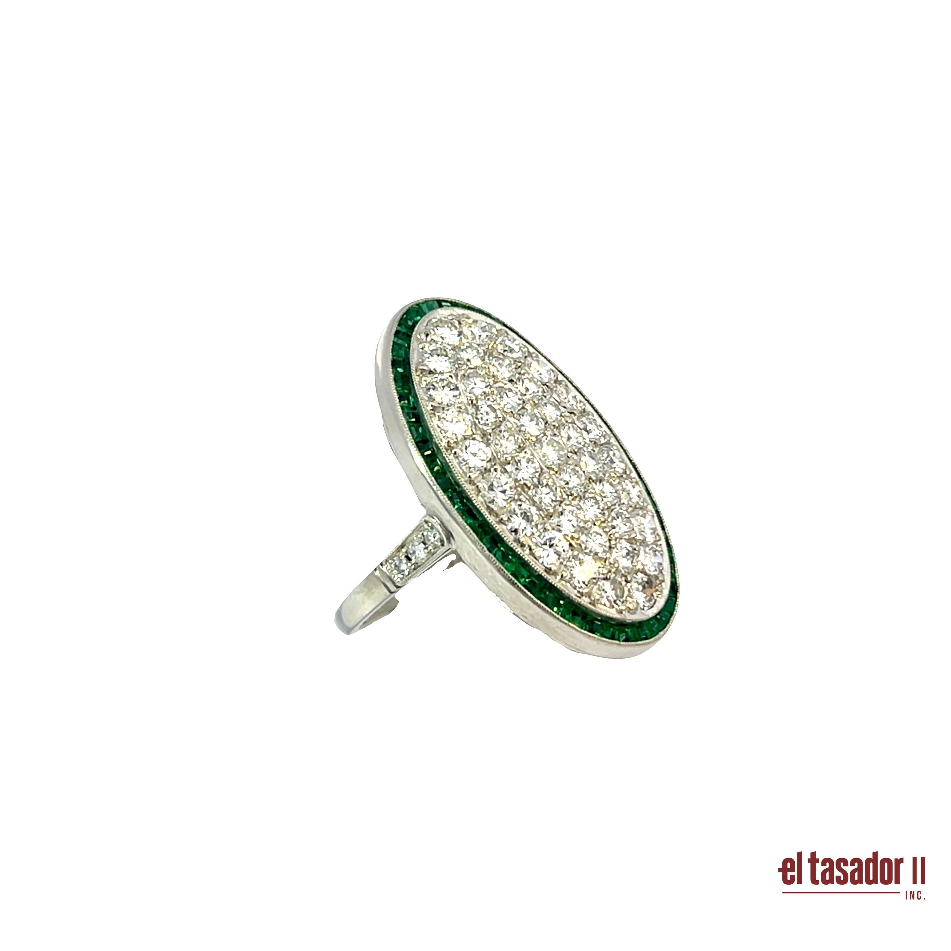 Taille brillant Bague ovale Art déco en platine avec 1,80 ct de diamants et 0,72 ct d'émeraudes en vente
