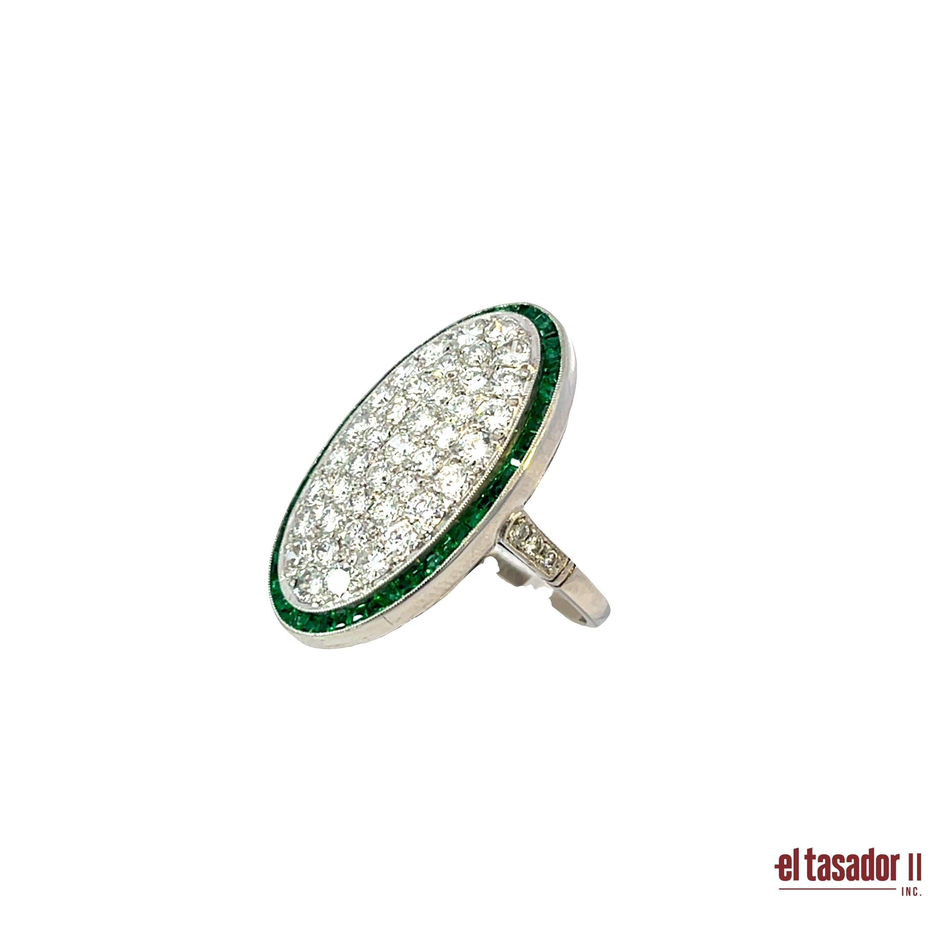 Bague ovale Art déco en platine avec 1,80 ct de diamants et 0,72 ct d'émeraudes Unisexe en vente