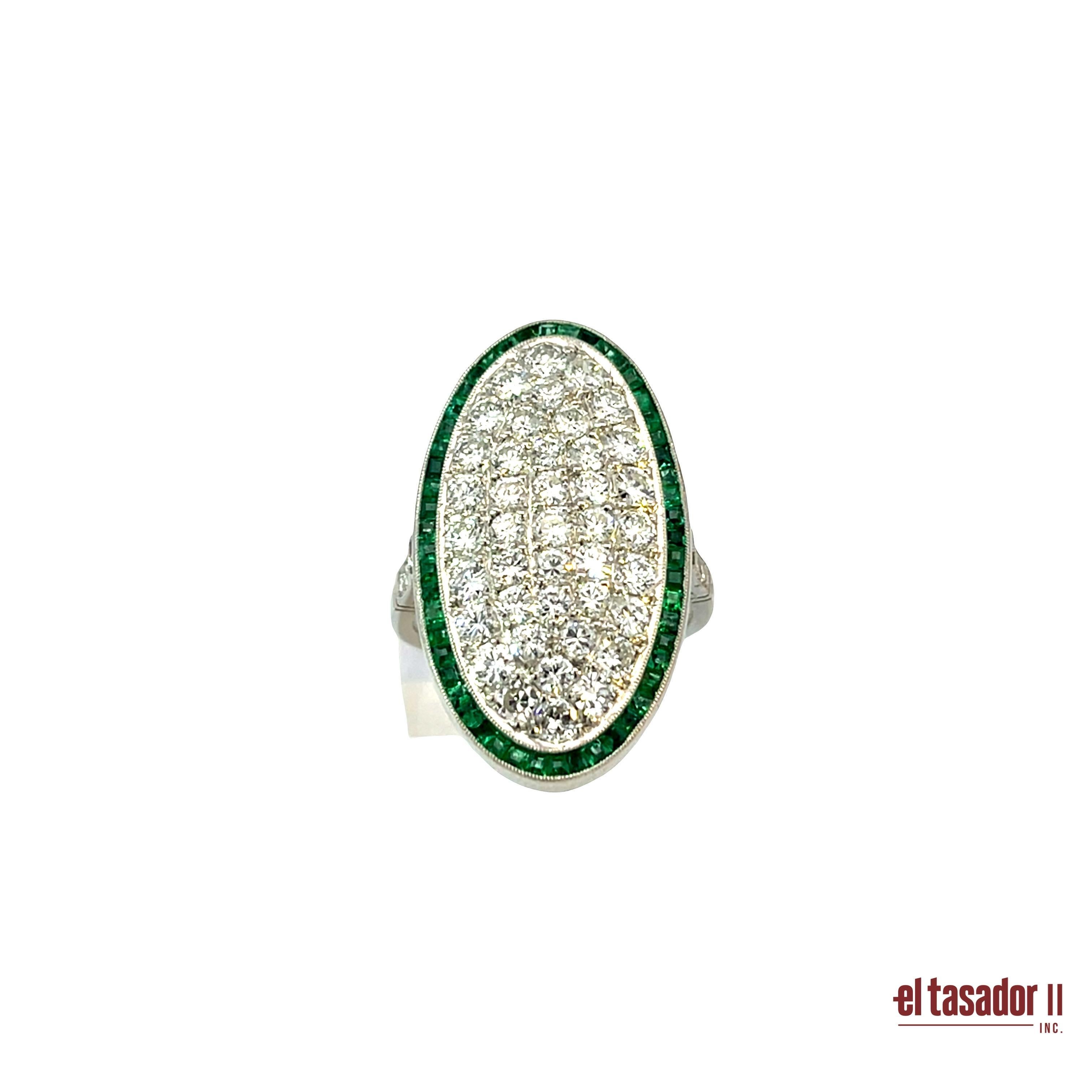 Bague ovale Art déco en platine avec 1,80 ct de diamants et 0,72 ct d'émeraudes en vente 1
