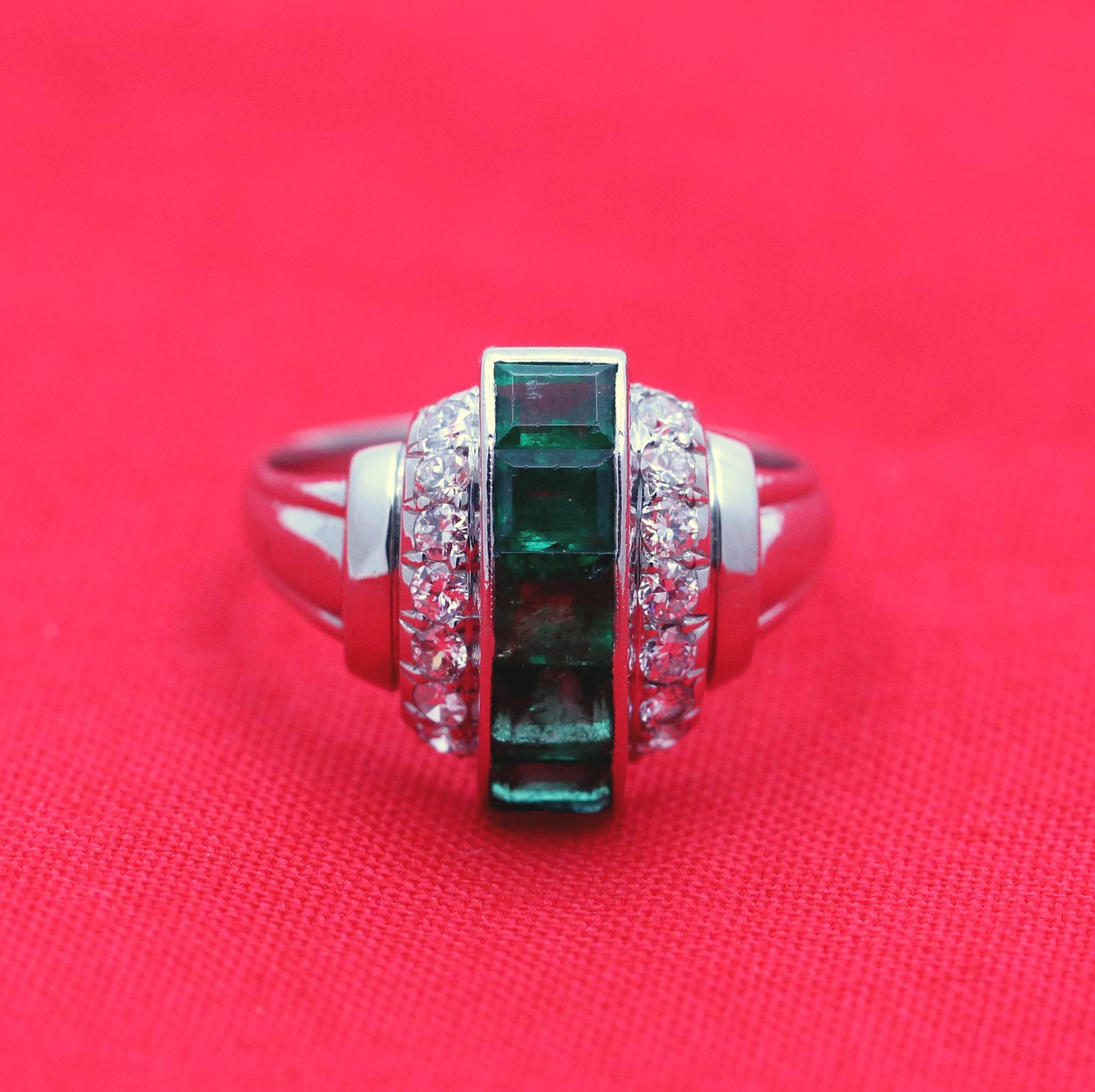 Platinum Art Deco Platinum Diamond and Emerald Ring In Good Condition In Palm Beach, FL